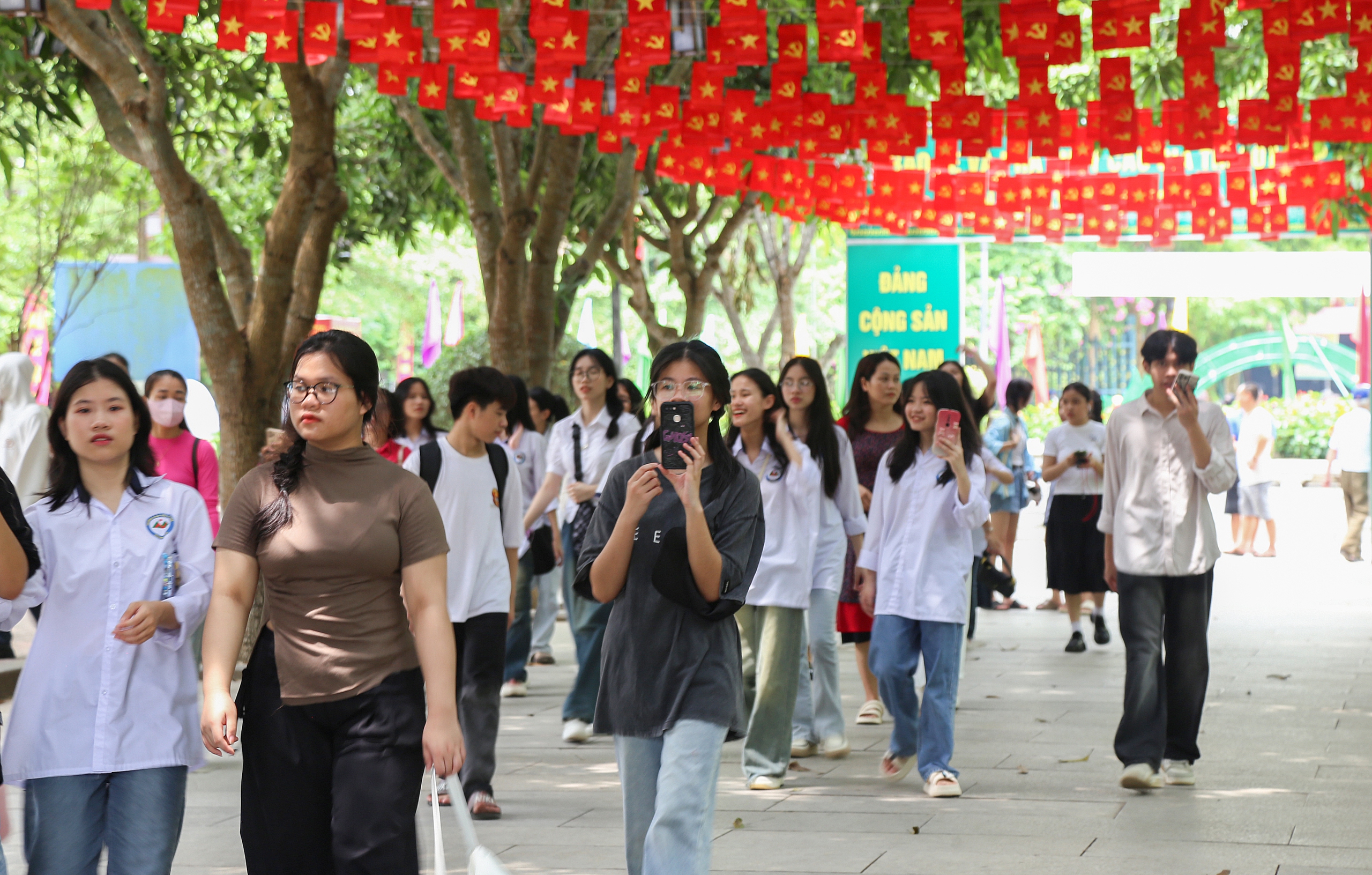 Dòng người tấp nập về thăm quê Bác- Ảnh 13. Dòng người tấp nập về thăm quê Bác- Ảnh 13.