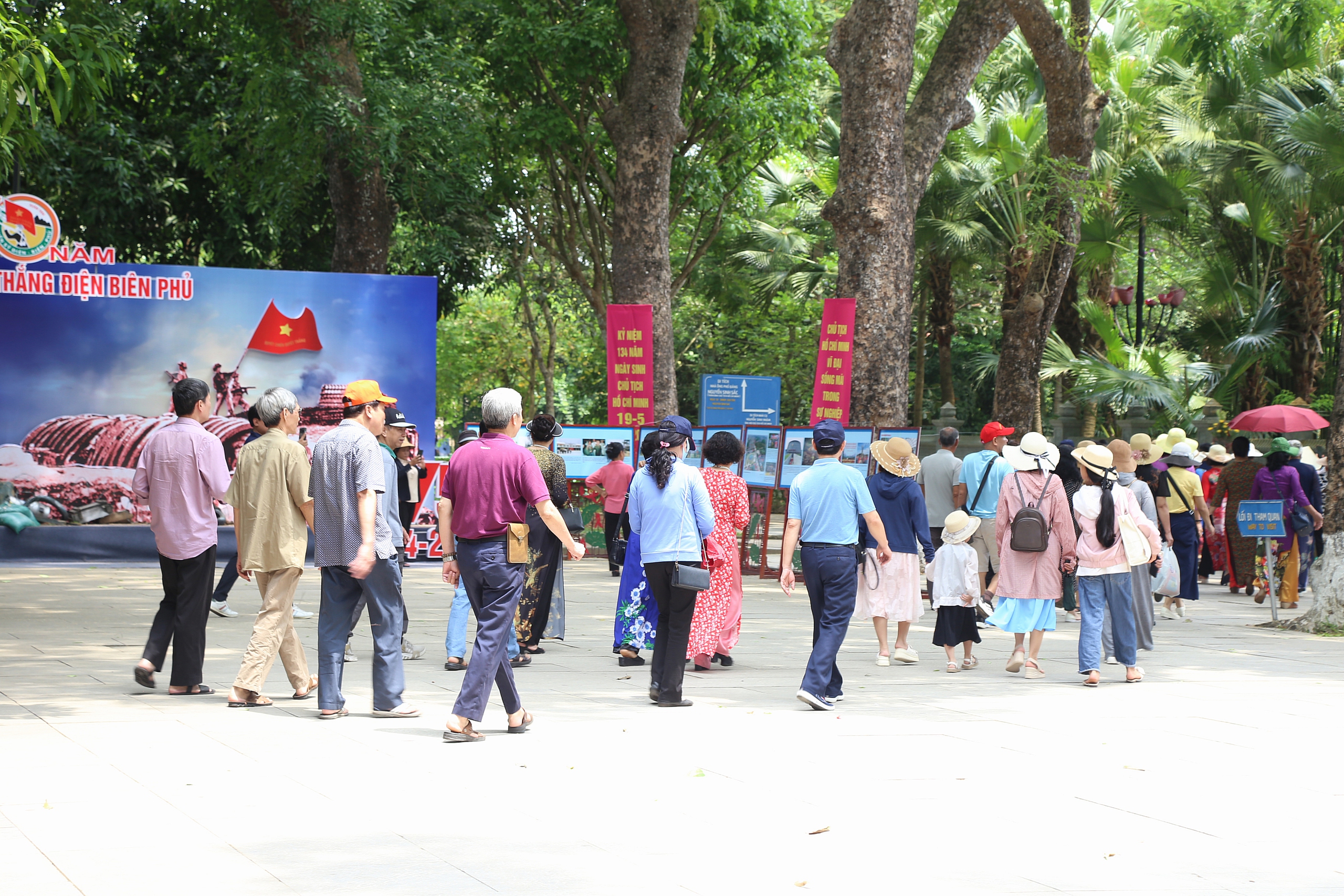 Dòng người tấp nập về thăm quê Bác- Ảnh 3. Dòng người tấp nập về thăm quê Bác- Ảnh 3.