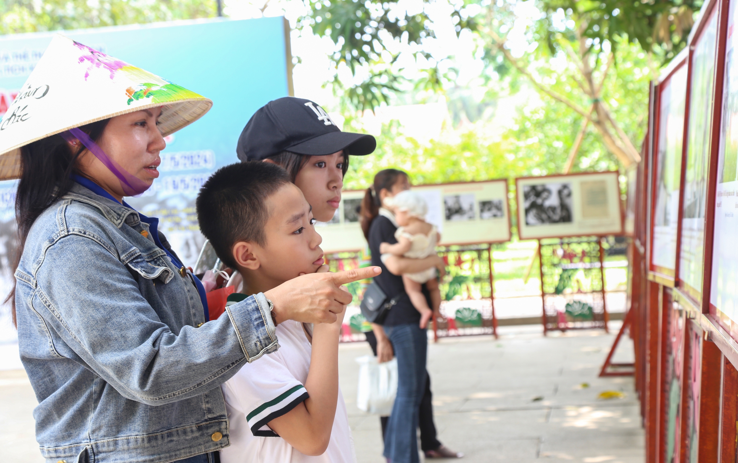 Dòng người tấp nập về thăm quê Bác- Ảnh 8. Dòng người tấp nập về thăm quê Bác- Ảnh 8.