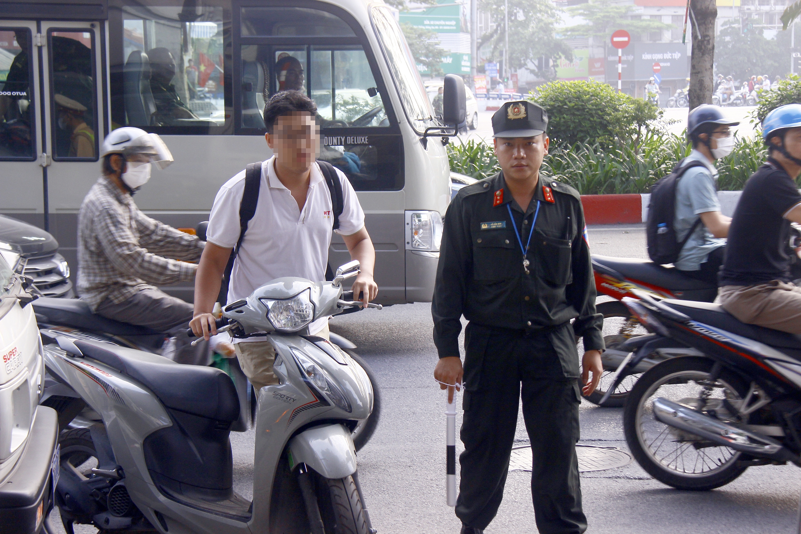 CSGT lập chốt buổi s&aacute;ng, nhiều học sinh vi phạm giao th&ocirc;ng bất ngờ bị xử phạt- Ảnh 2.