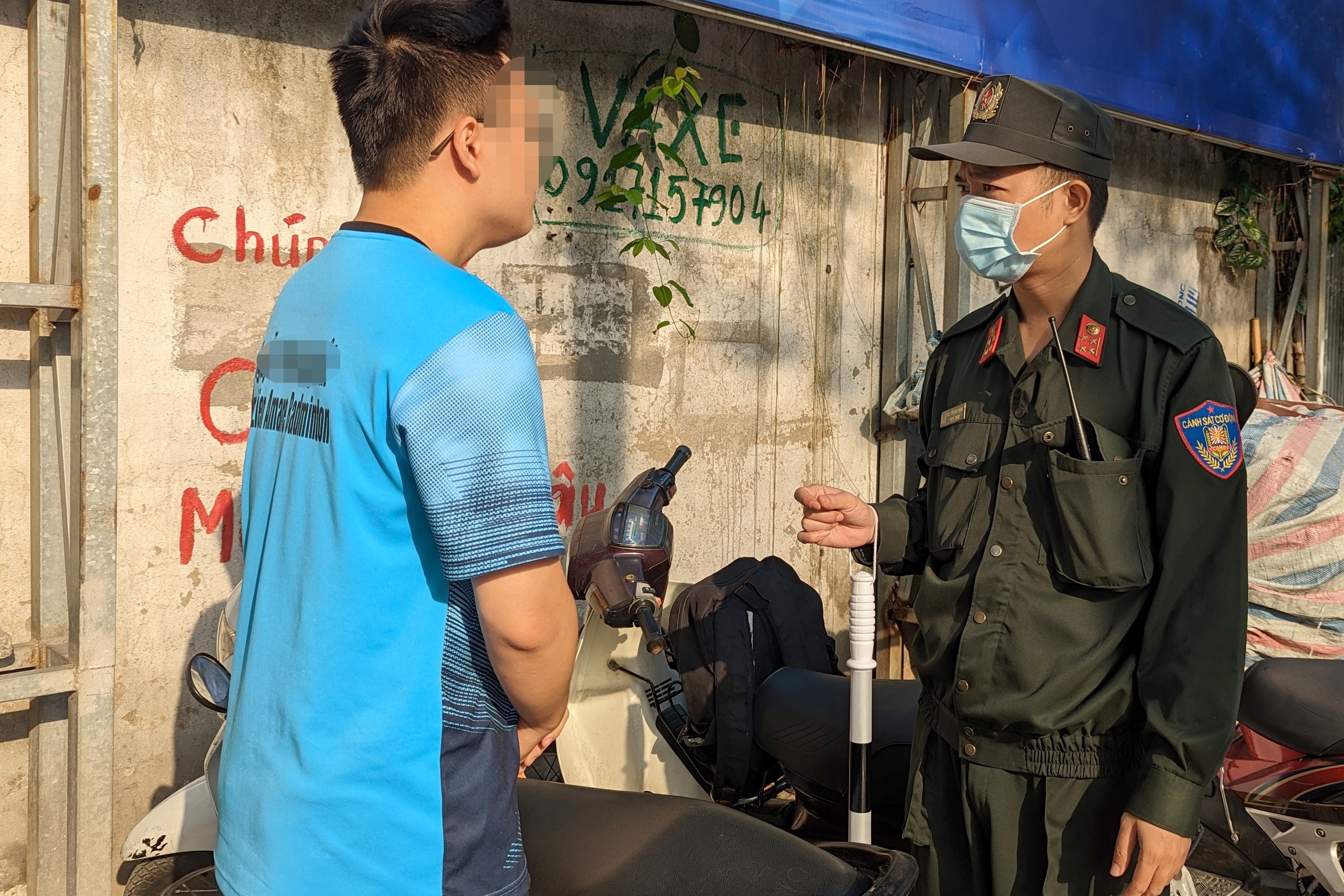 CSGT lập chốt buổi s&aacute;ng, nhiều học sinh vi phạm giao th&ocirc;ng bất ngờ bị xử phạt- Ảnh 7.