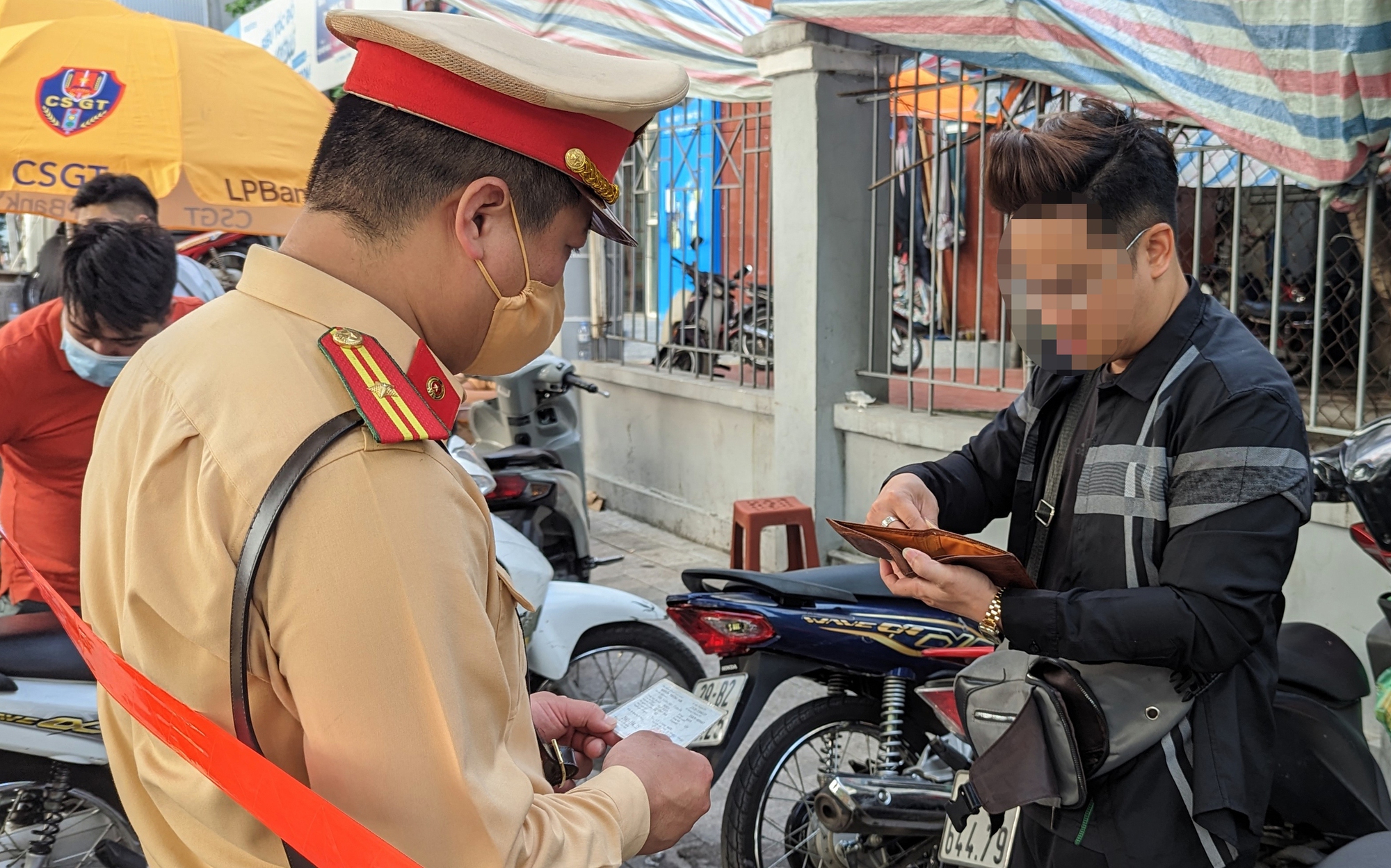 CSGT lập chốt buổi s&aacute;ng, nhiều học sinh vi phạm giao th&ocirc;ng bất ngờ bị xử phạt