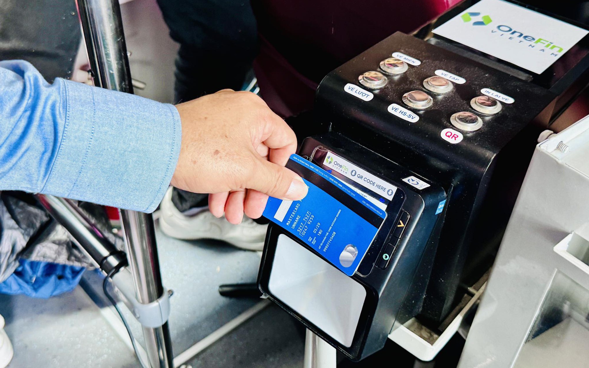 Giao dịch thanh toán không dùng tiền mặt tăng mạnh- Ảnh 3. TP.HCM: Thanh toán vé xe buýt tiện lợi chỉ với một lần chạm