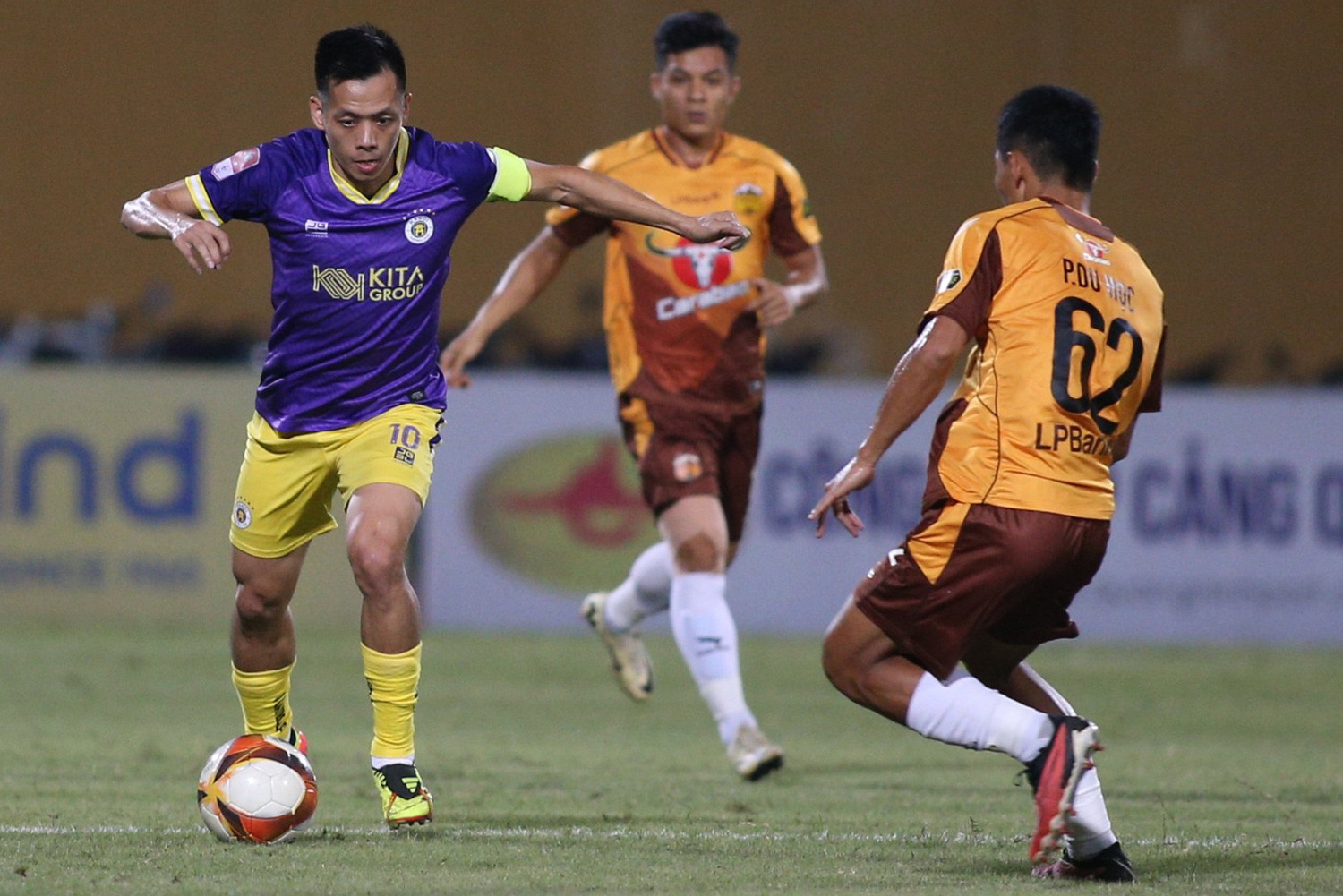 V-League: Tuấn Hải v&agrave; Văn Quyết đua nhau lập c&ocirc;ng, H&agrave; Nội đưa HAGL trở lại mặt đất- Ảnh 1.