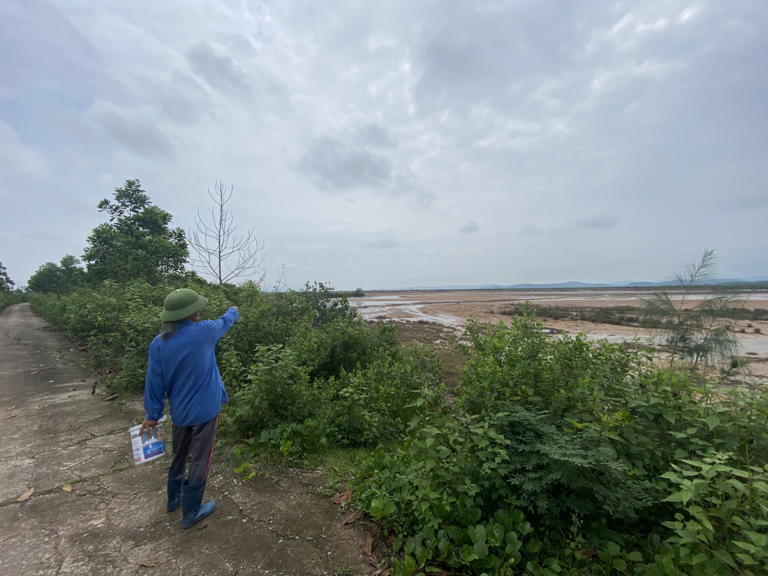 X&oacute;t xa dự &aacute;n triệu đ&ocirc; th&agrave;nh b&atilde;i hoang, đường s&aacute; xuống cấp- Ảnh 2.