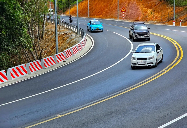 Xuất hiện vệt h&oacute;a chất lạ tr&ecirc;n đoạn đường đ&egrave;o Prenn bị bong tr&oacute;c- Ảnh 2.