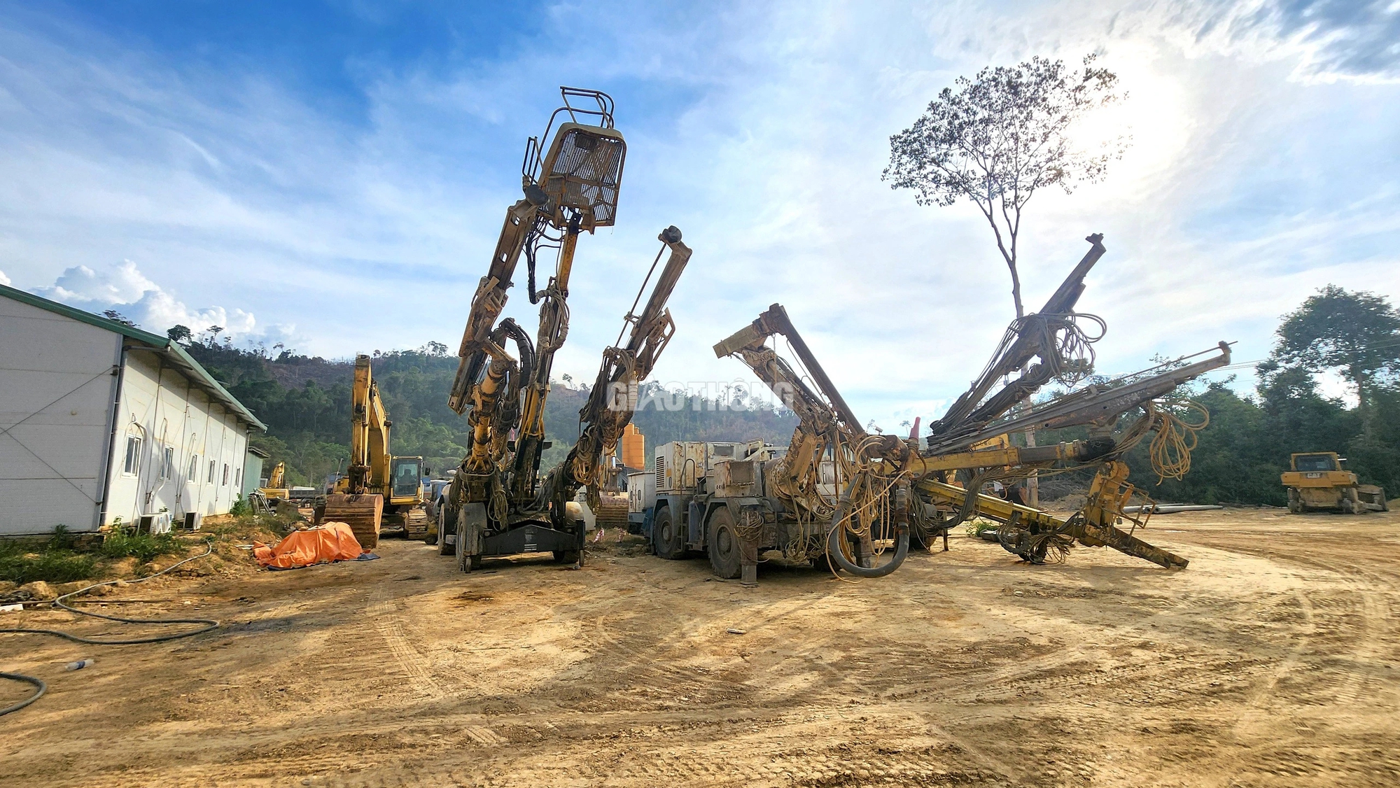 Nh&agrave; thầu cao tốc Kh&aacute;nh H&ograve;a - Bu&ocirc;n Ma Thuột tập kết m&aacute;y m&oacute;c chờ mặt bằng- Ảnh 2.