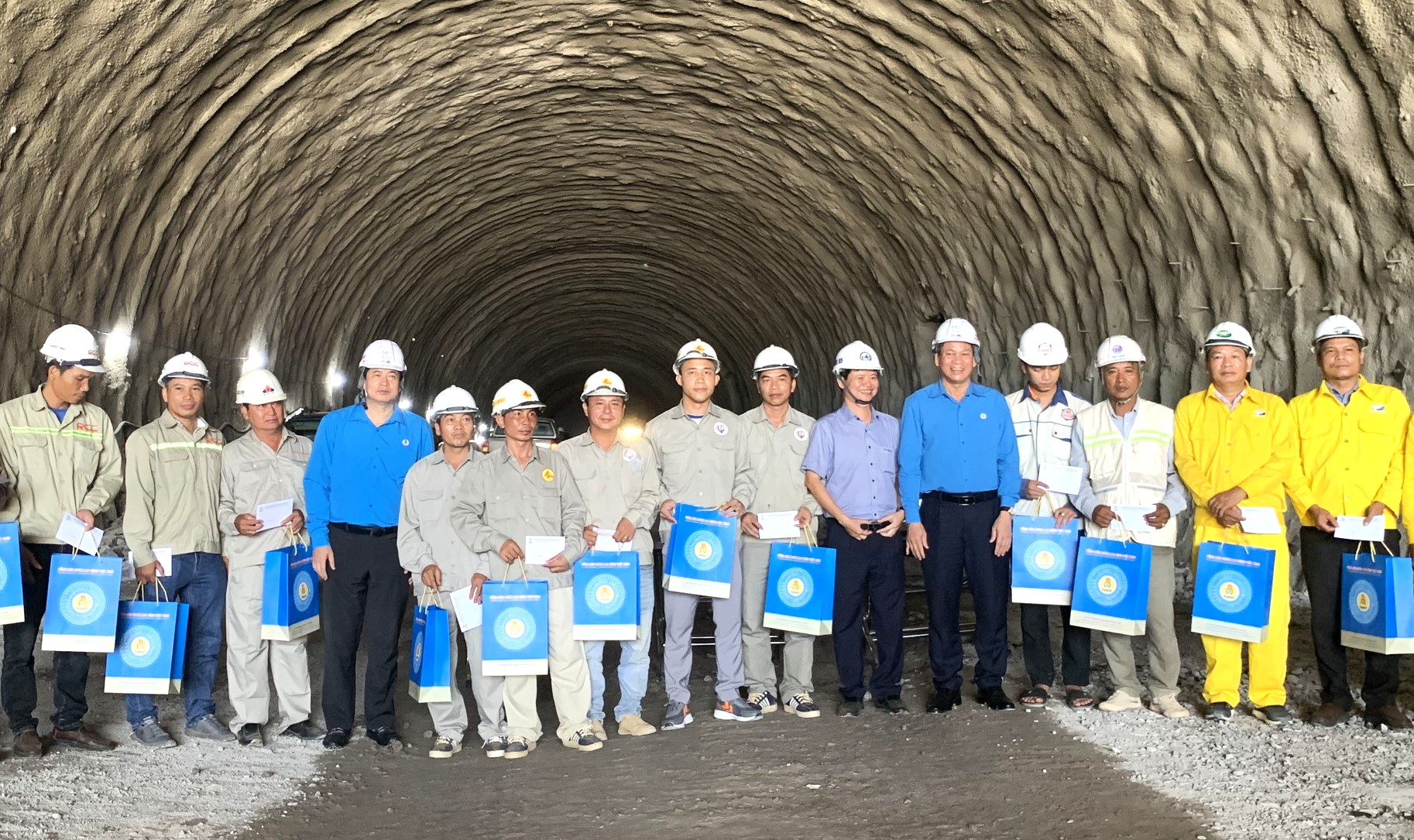 Thăm hỏi, tặng qu&agrave; hỗ trợ người lao động đường bộ khu vực miền Trung- Ảnh 1.