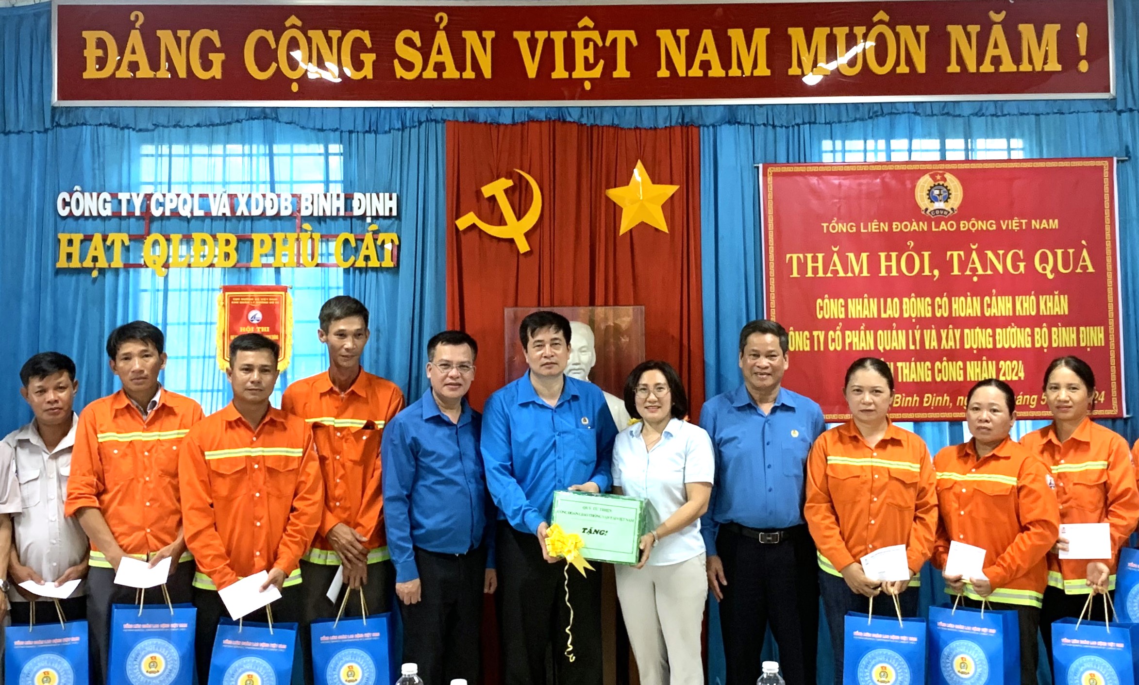 Thăm hỏi, tặng qu&agrave; hỗ trợ người lao động đường bộ khu vực miền Trung- Ảnh 3.