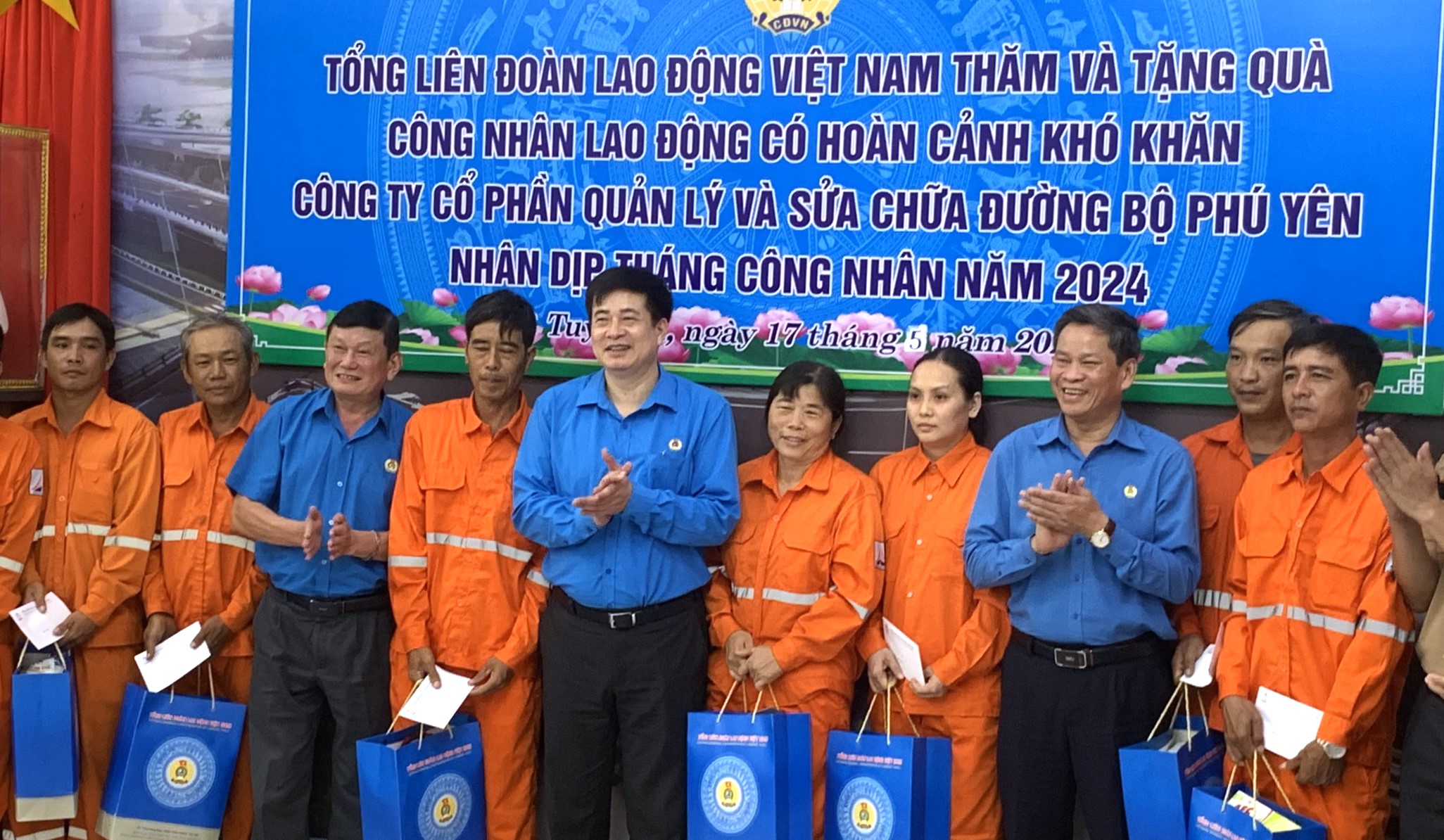 Thăm hỏi, tặng qu&agrave; hỗ trợ người lao động đường bộ khu vực miền Trung- Ảnh 2.