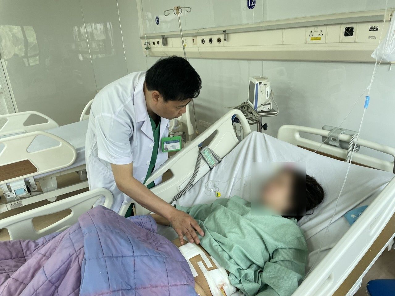 Nghĩ b&eacute;o bụng, kh&ocirc;ng ngờ mang khối u &aacute;c buồng trứng nặng 13kg- Ảnh 2.