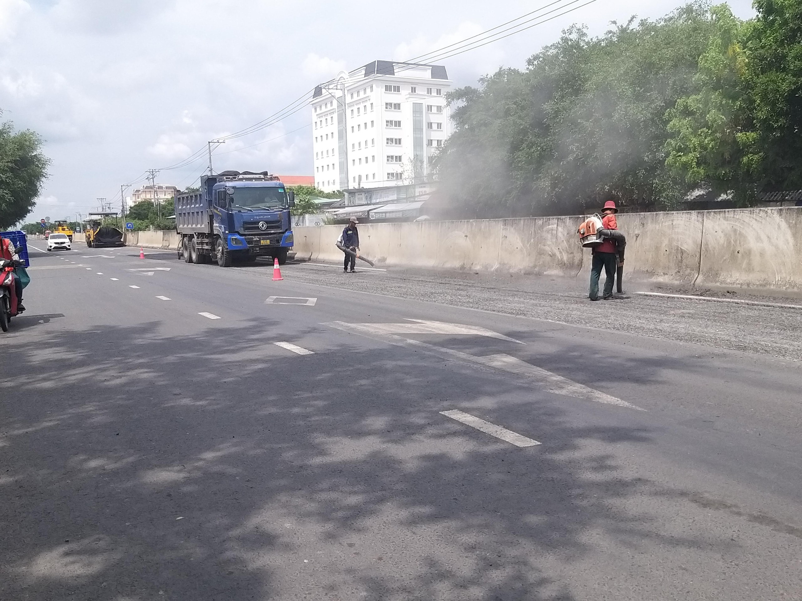 Khắc phục điểm l&uacute;n tr&ecirc;n quốc lộ 1 đoạn tr&aacute;nh th&agrave;nh phố T&acirc;n An- Ảnh 1.