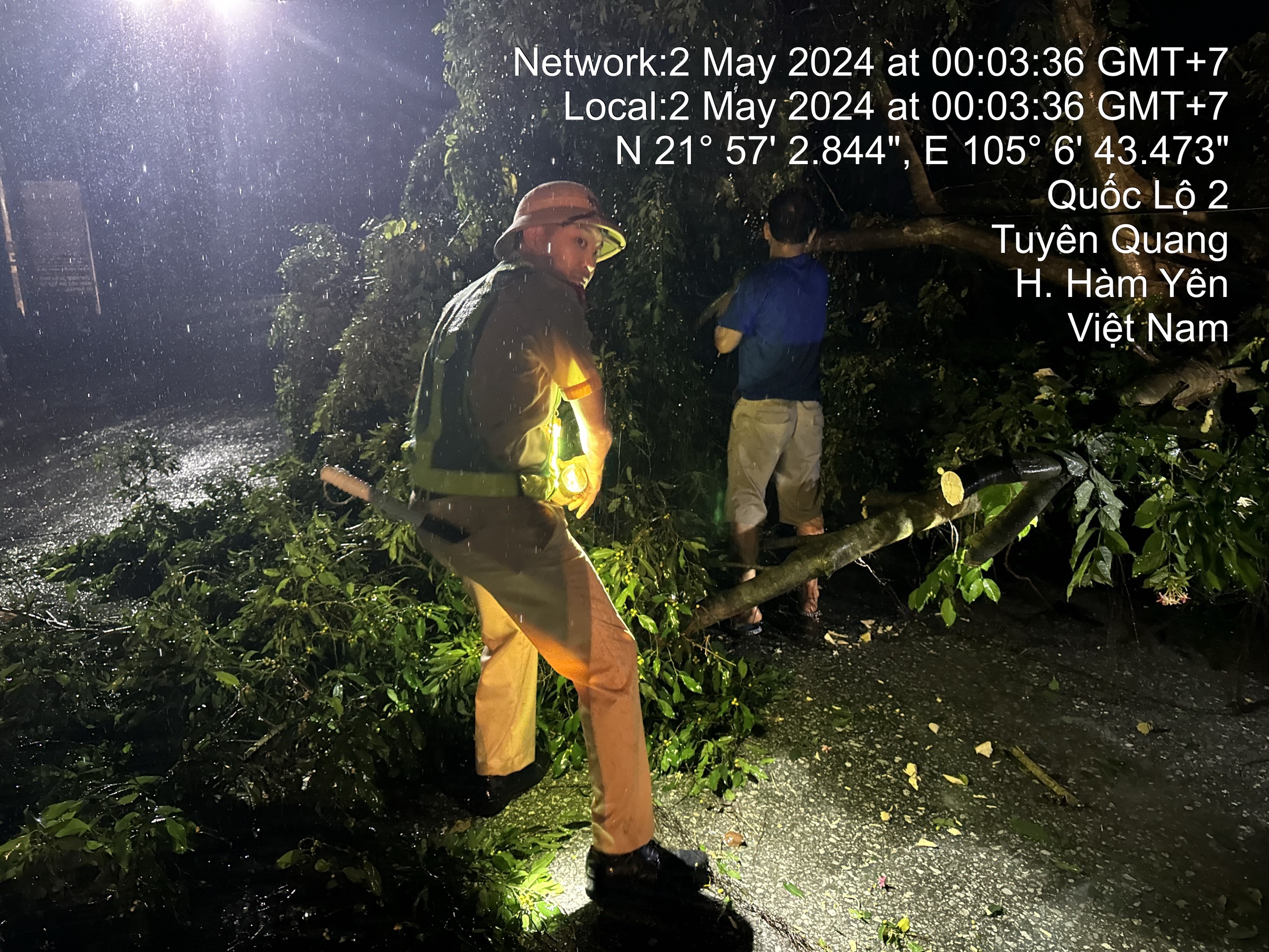 CSGT Tuy&ecirc;n Quang dầm mưa xuy&ecirc;n đ&ecirc;m khắc phục hậu quả gi&ocirc;ng lốc- Ảnh 2.