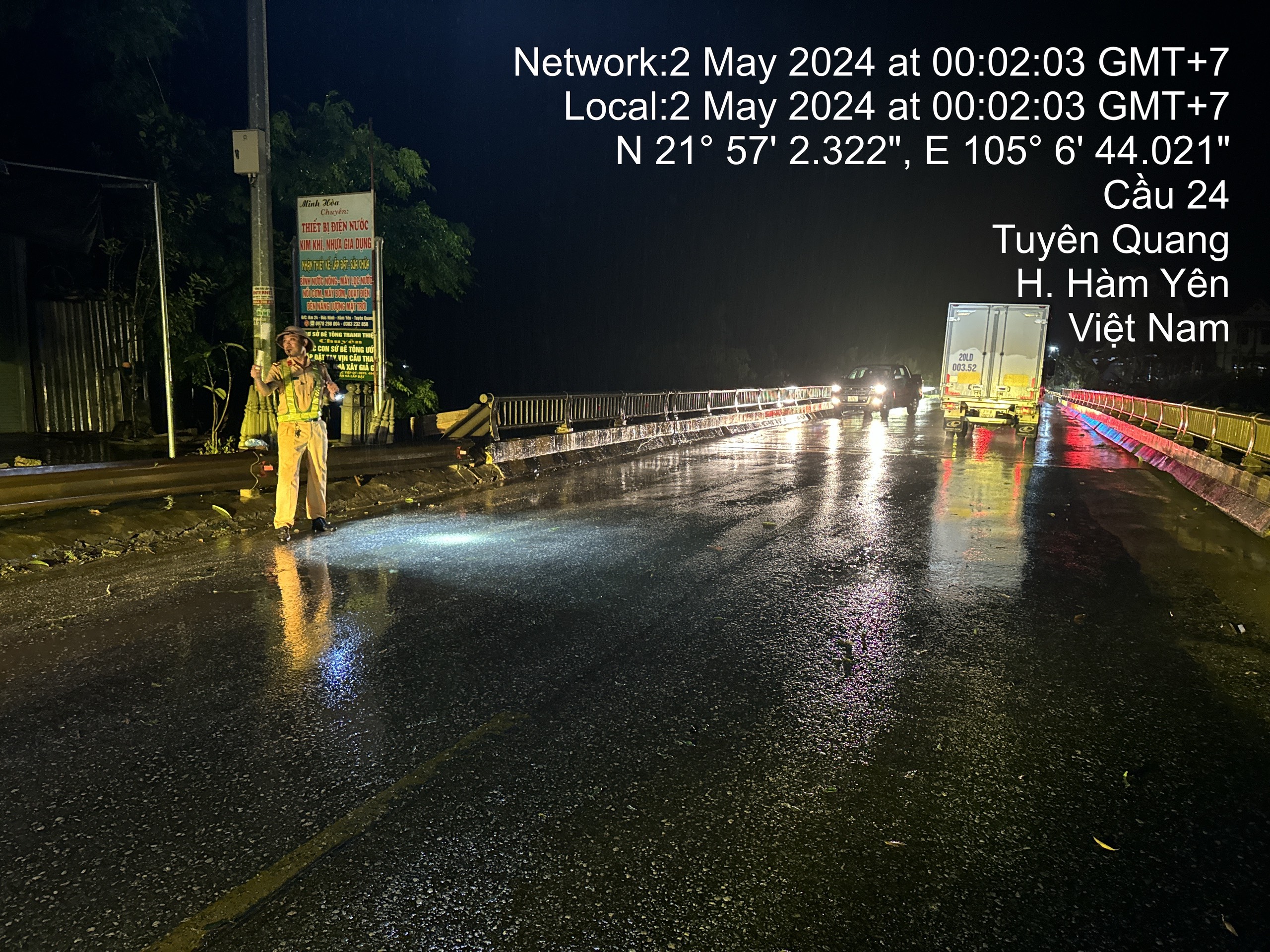 CSGT Tuy&ecirc;n Quang dầm mưa xuy&ecirc;n đ&ecirc;m khắc phục hậu quả gi&ocirc;ng lốc- Ảnh 3.