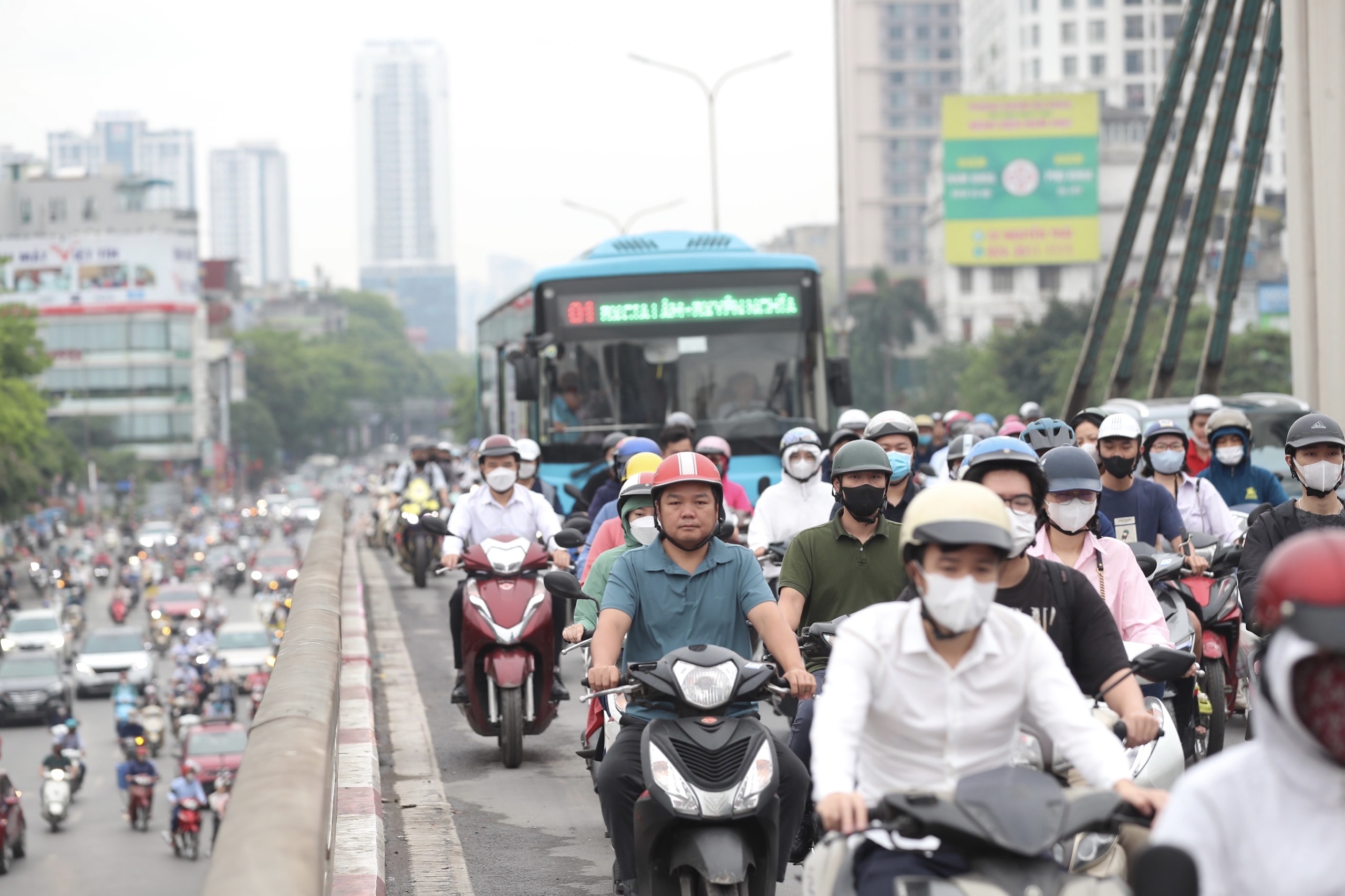 Nhiều tuyến đường H&agrave; Nội tắc cứng ng&agrave;y đầu người d&acirc;n đi l&agrave;m trở lại- Ảnh 13.