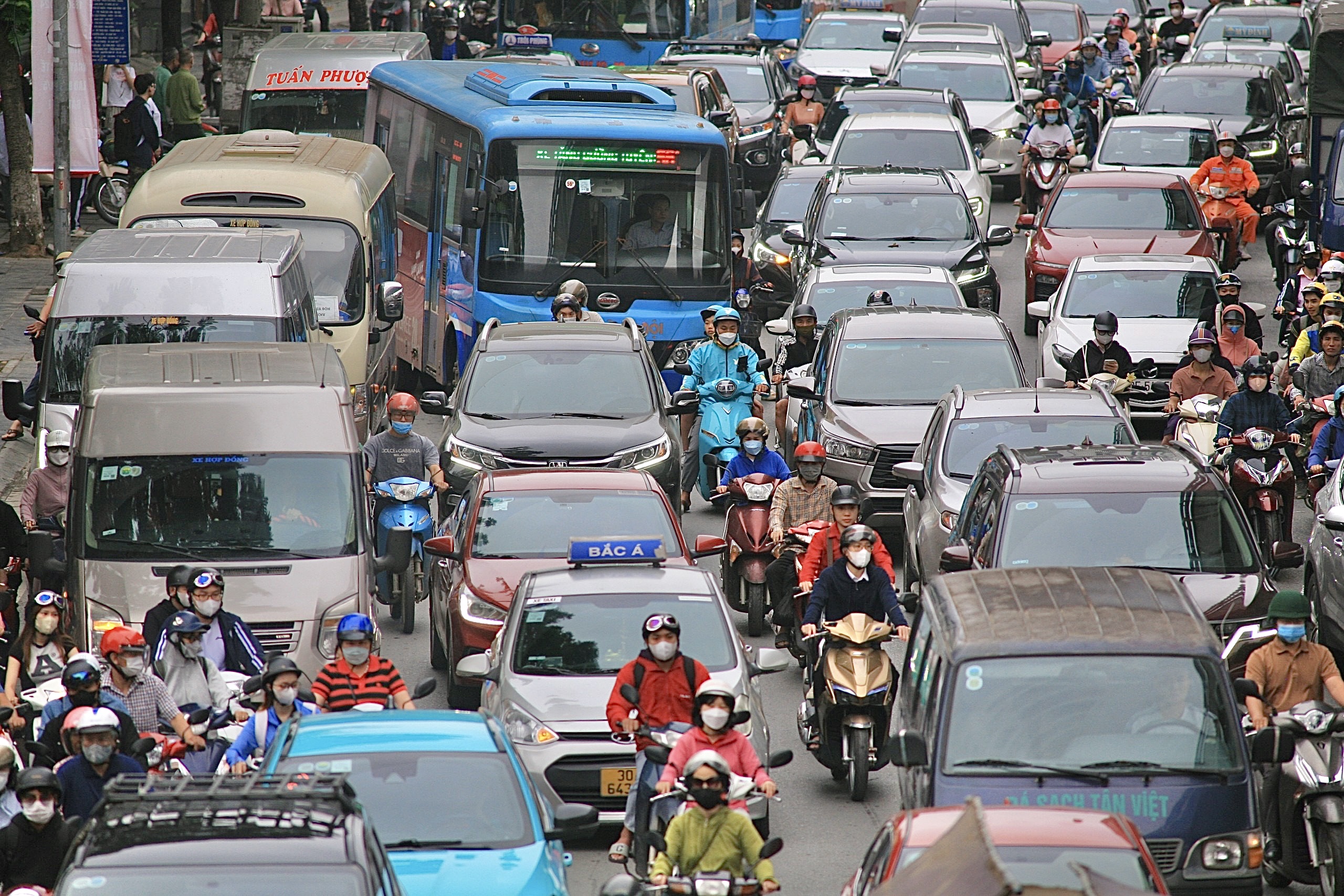 Nhiều tuyến đường H&agrave; Nội tắc cứng ng&agrave;y đầu người d&acirc;n đi l&agrave;m trở lại- Ảnh 2.