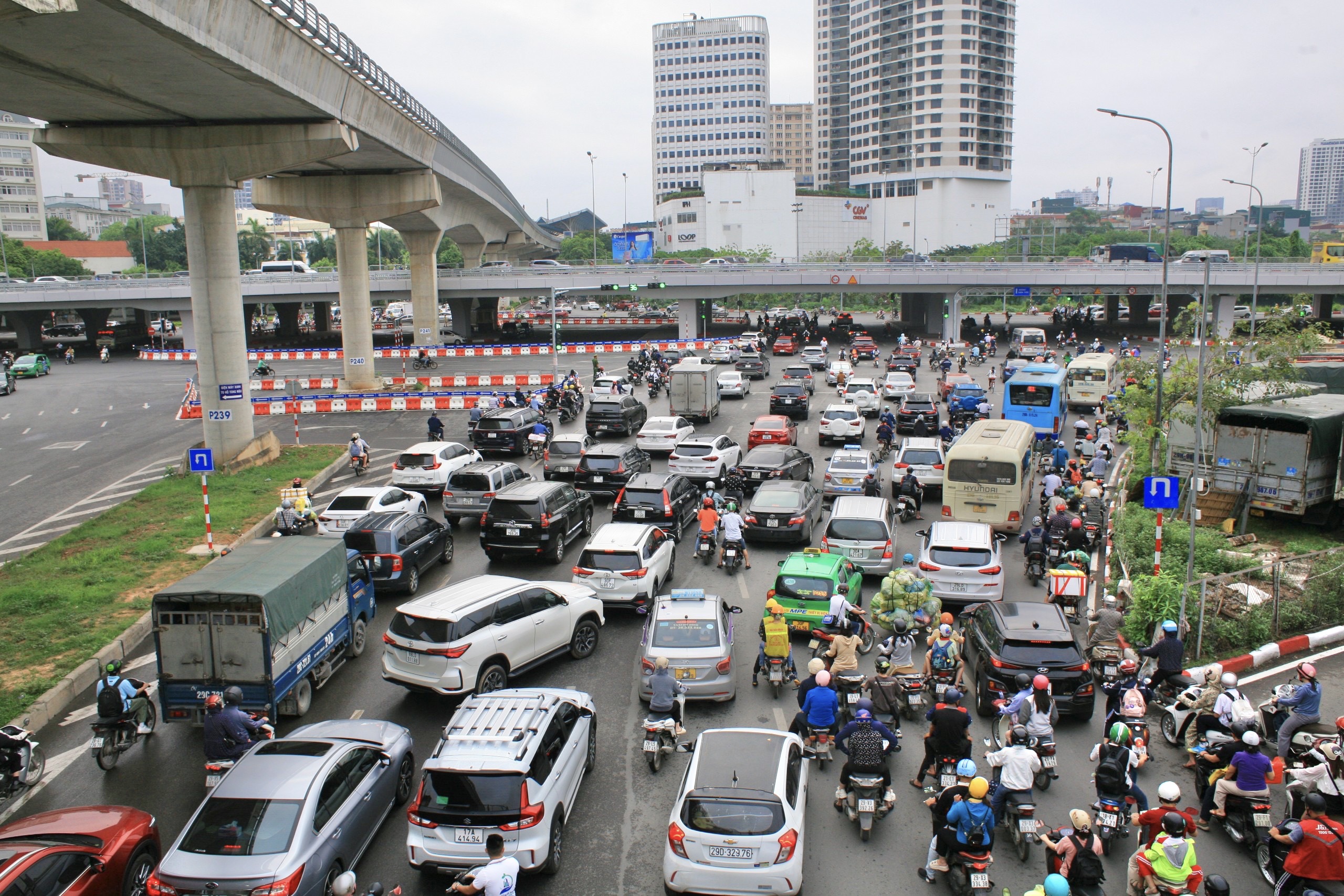 Nhiều tuyến đường H&agrave; Nội tắc cứng ng&agrave;y đầu người d&acirc;n đi l&agrave;m trở lại- Ảnh 4.