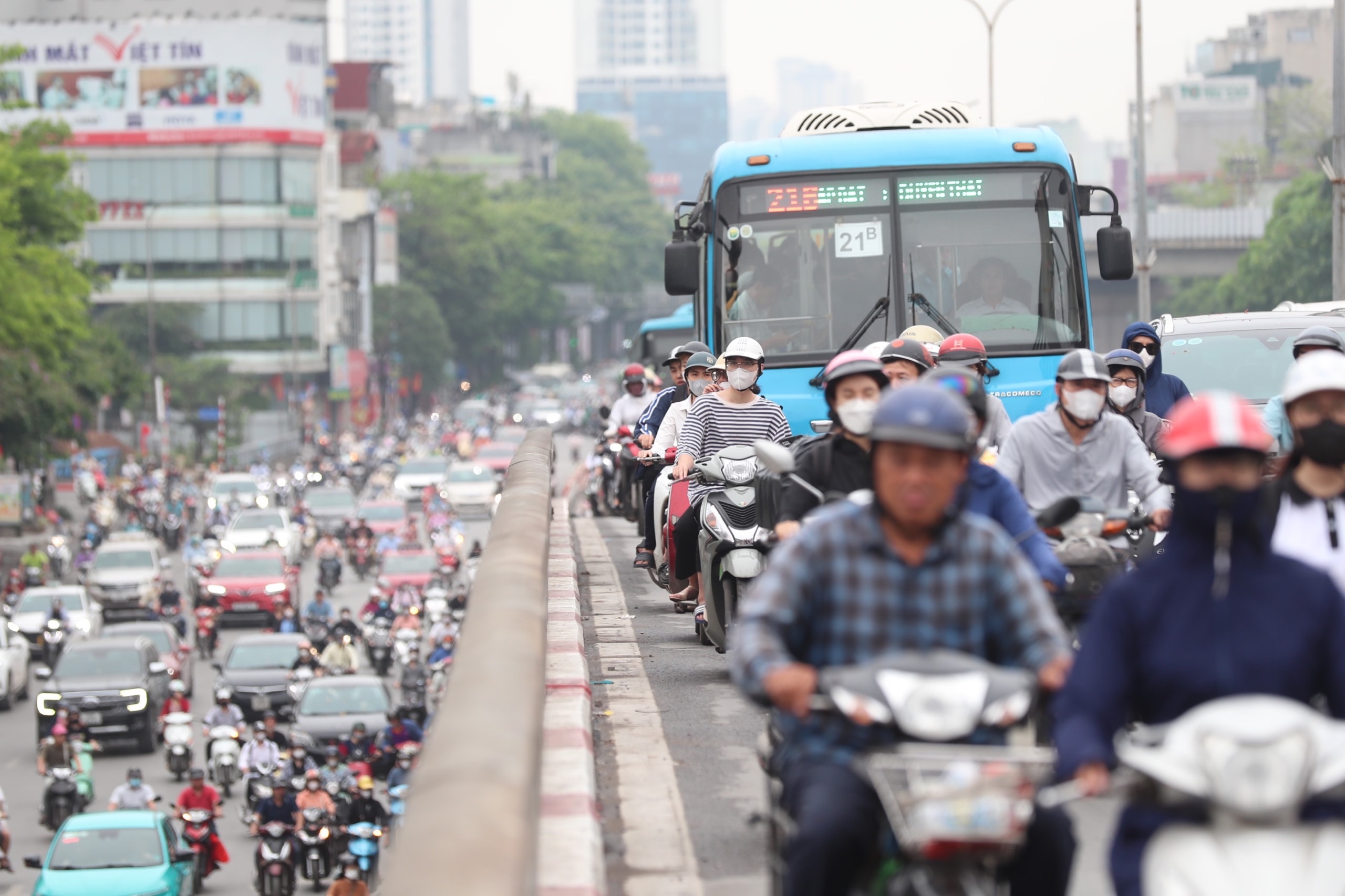 Nhiều tuyến đường H&agrave; Nội tắc cứng ng&agrave;y đầu người d&acirc;n đi l&agrave;m trở lại- Ảnh 14.