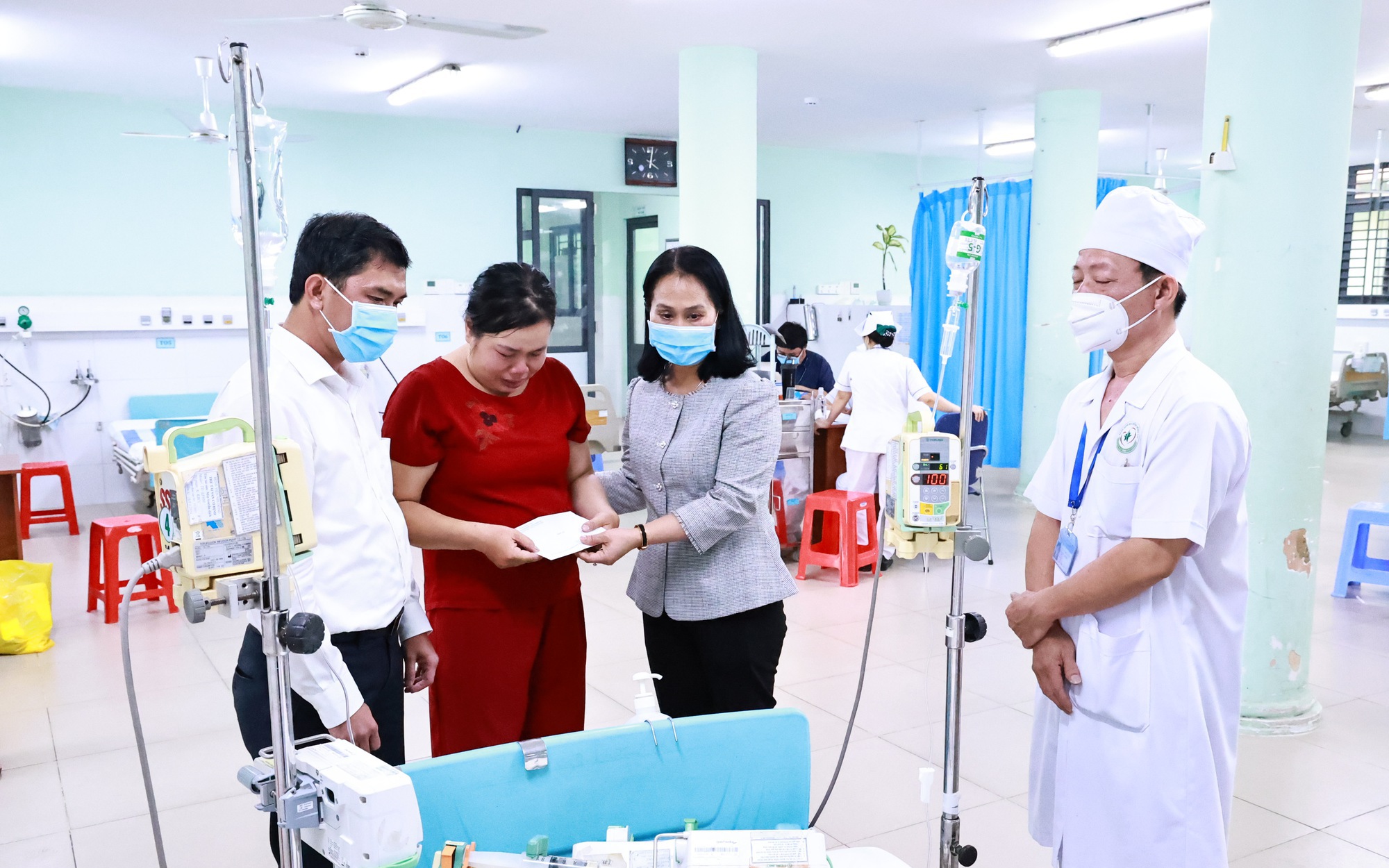 Vụ n&ocirc;n &oacute;i sau ăn b&aacute;nh m&igrave;: Một bệnh nhi ti&ecirc;n lượng rất nặng, phải lọc m&aacute;u