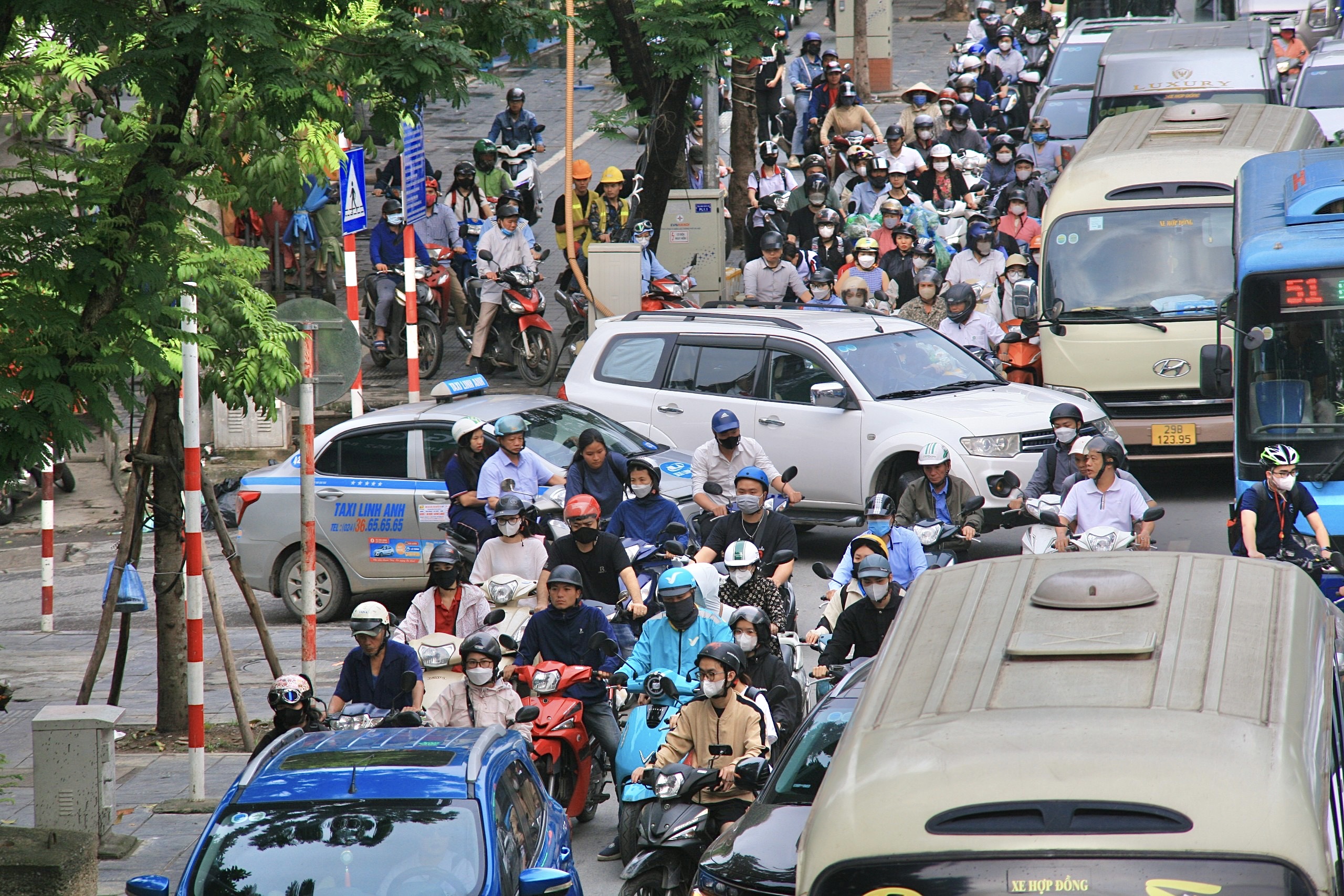 Nhiều tuyến đường H&agrave; Nội tắc cứng ng&agrave;y đầu người d&acirc;n đi l&agrave;m trở lại- Ảnh 3.