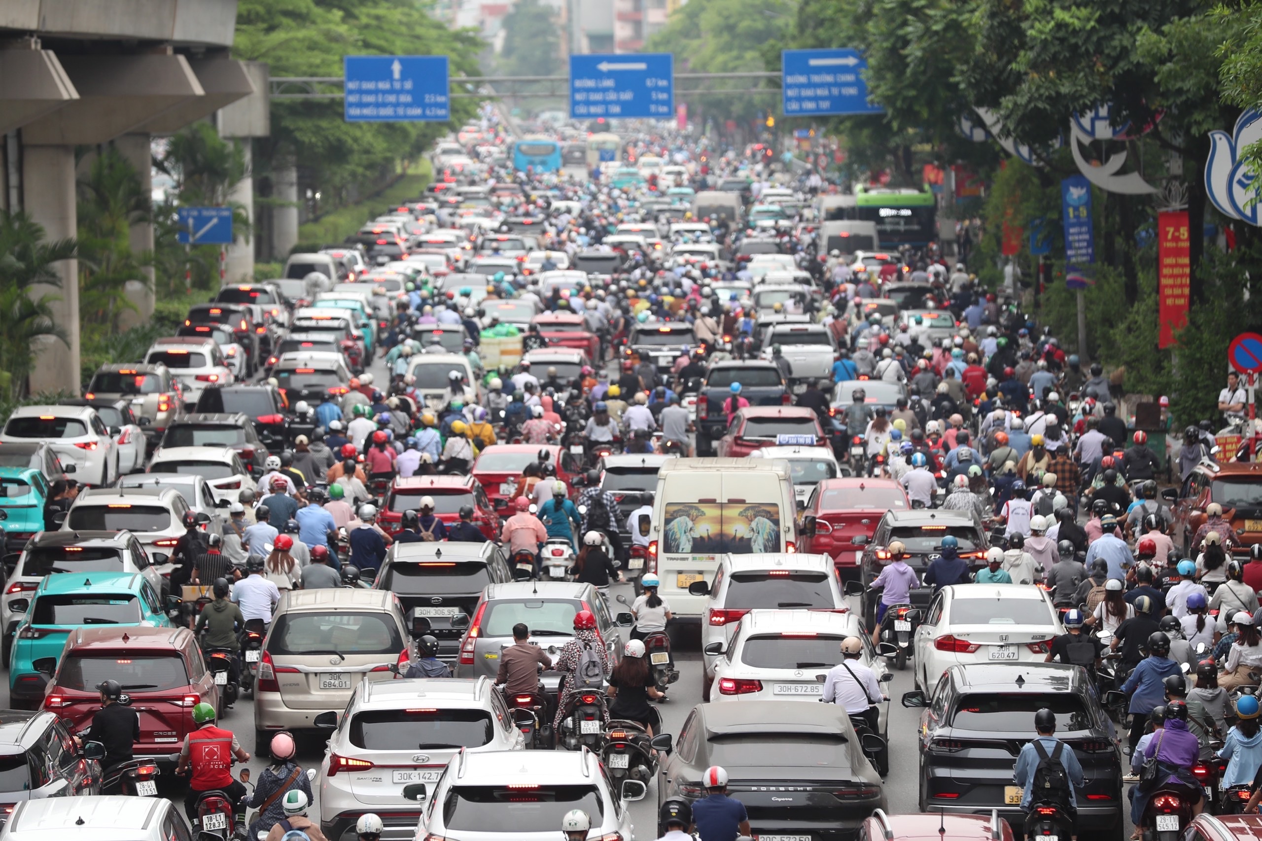 Nhiều tuyến đường H&agrave; Nội tắc cứng ng&agrave;y đầu người d&acirc;n đi l&agrave;m trở lại- Ảnh 8.