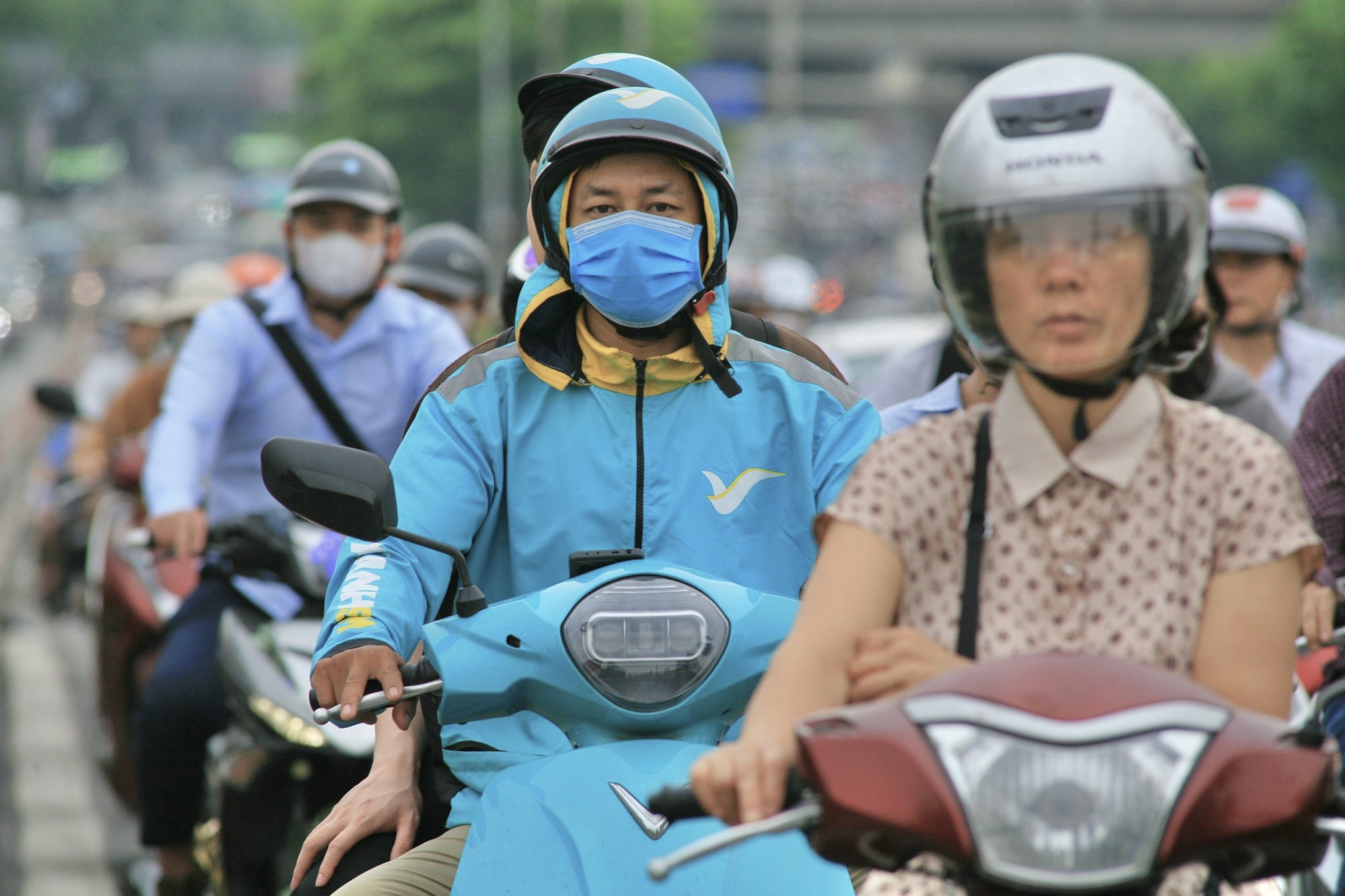 Nhiều tuyến đường H&agrave; Nội tắc cứng ng&agrave;y đầu người d&acirc;n đi l&agrave;m trở lại- Ảnh 15.
