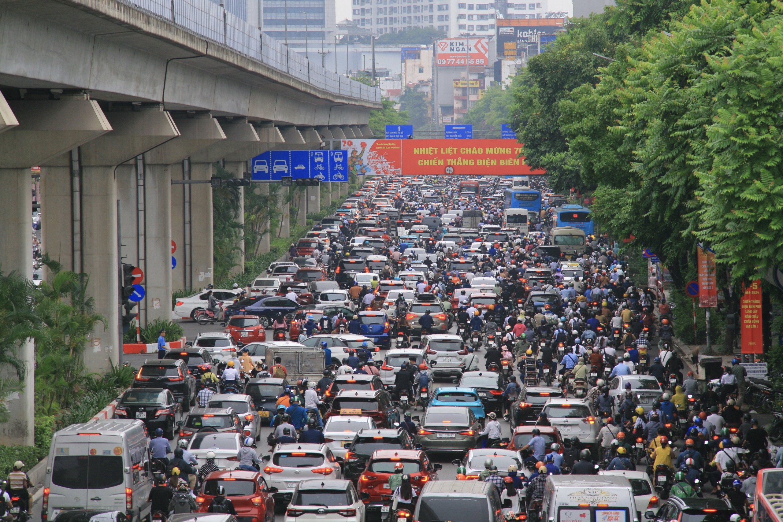 Nhiều tuyến đường H&agrave; Nội tắc cứng ng&agrave;y đầu người d&acirc;n đi l&agrave;m trở lại- Ảnh 6.