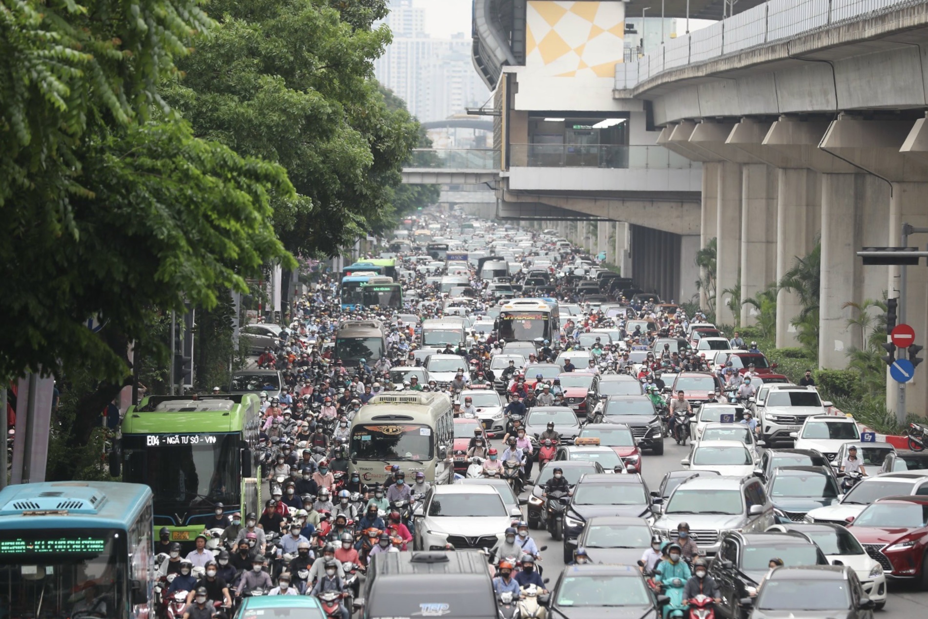 Nhiều tuyến đường H&agrave; Nội tắc cứng ng&agrave;y đầu người d&acirc;n đi l&agrave;m trở lại- Ảnh 9.