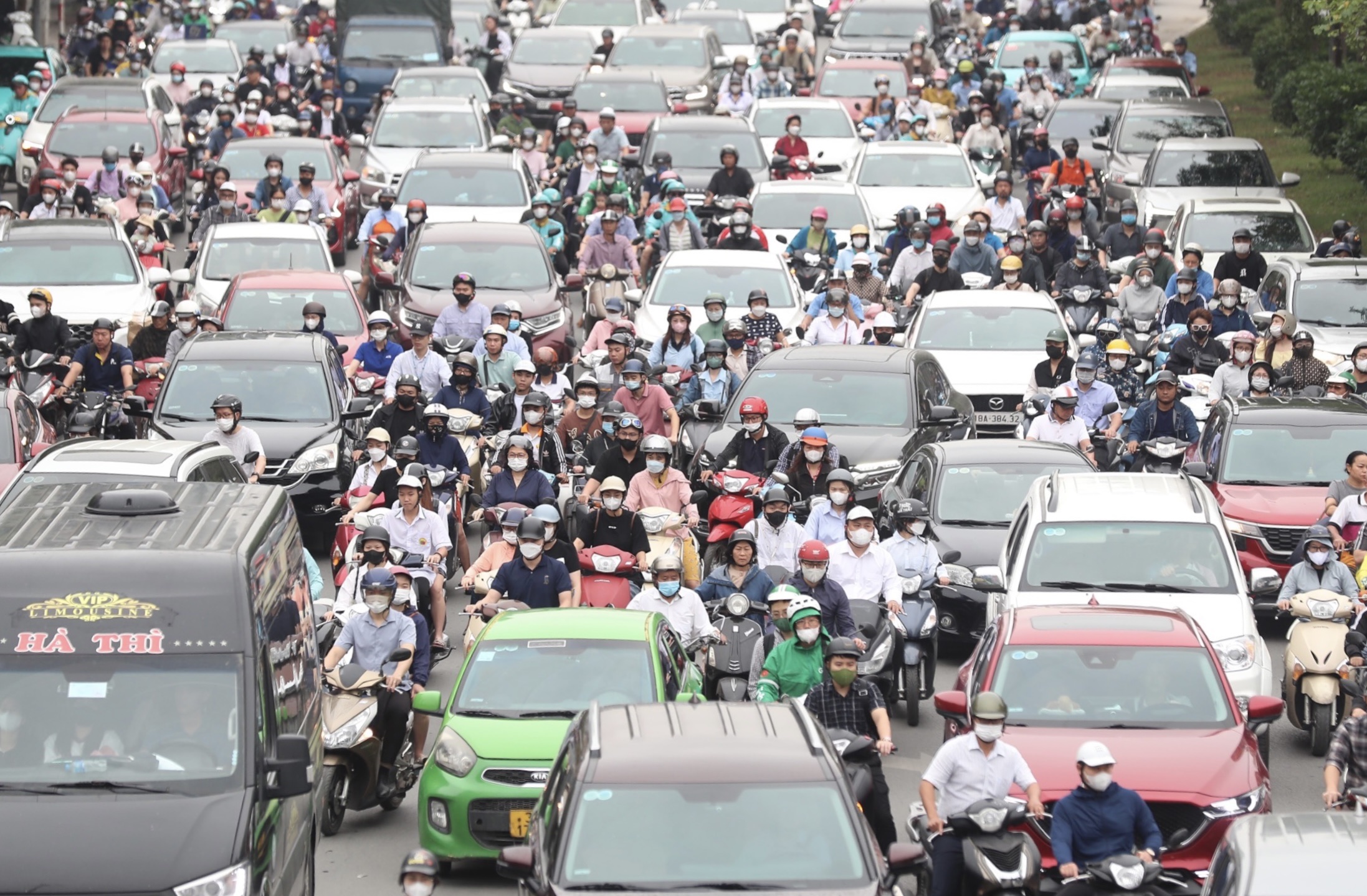 Nhiều tuyến đường H&agrave; Nội tắc cứng ng&agrave;y đầu người d&acirc;n đi l&agrave;m trở lại- Ảnh 12.