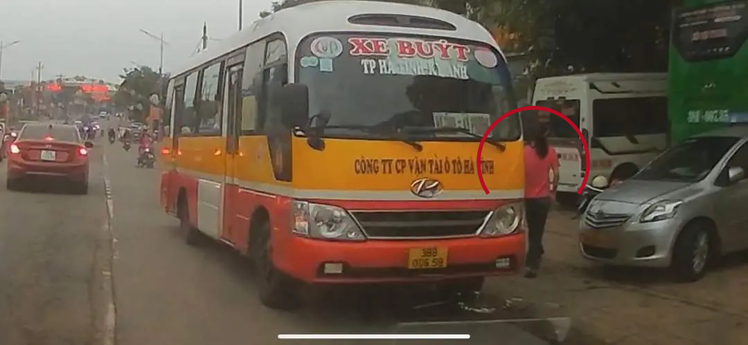 Khiếp v&iacute;a xe bu&yacute;t lạng l&aacute;ch, vượt ẩu su&yacute;t g&acirc;y tai nạn tr&ecirc;n quốc lộ 1A- Ảnh 1.