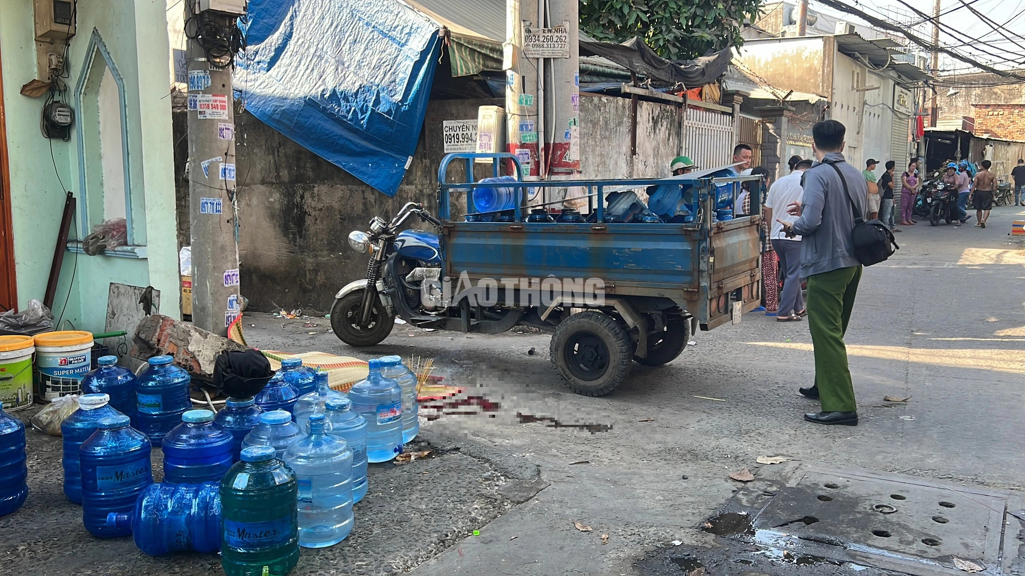 Xe ba gác chở nước lật ở ngã ba, người đàn ông tử vong tại chỗ- Ảnh 1. Xe ba gác chở nước lật ở ngã ba, người đàn ông tử vong tại chỗ- Ảnh 1.