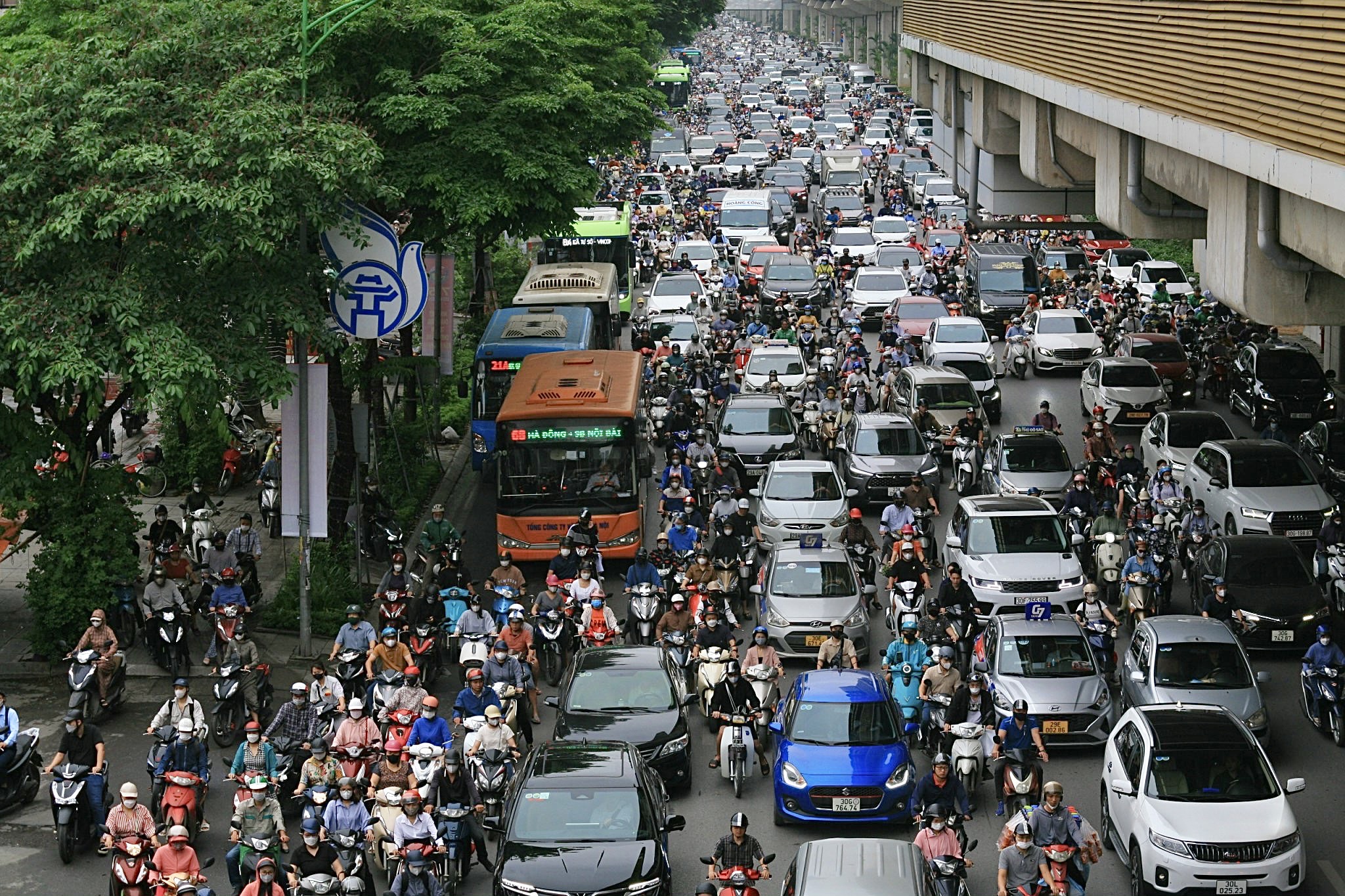 Nhiều tuyến đường H&agrave; Nội tắc cứng ng&agrave;y đầu người d&acirc;n đi l&agrave;m trở lại- Ảnh 5.