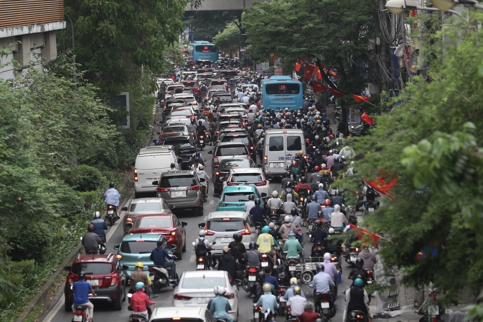 Nhiều tuyến đường H&agrave; Nội tắc cứng ng&agrave;y đầu người d&acirc;n đi l&agrave;m trở lại- Ảnh 17.