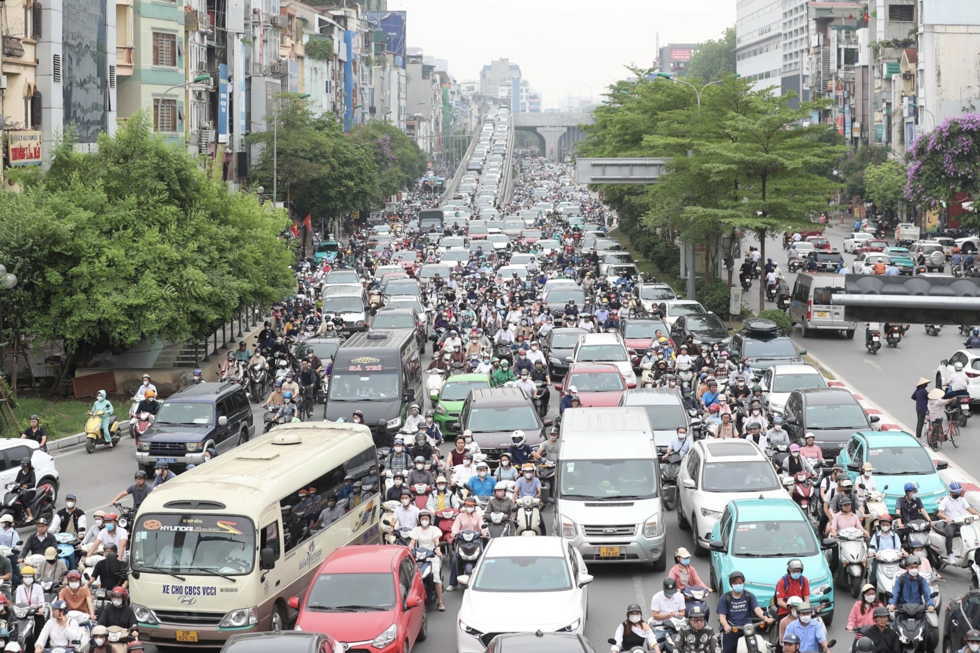 Nhiều tuyến đường H&agrave; Nội tắc cứng ng&agrave;y đầu người d&acirc;n đi l&agrave;m trở lại- Ảnh 11.