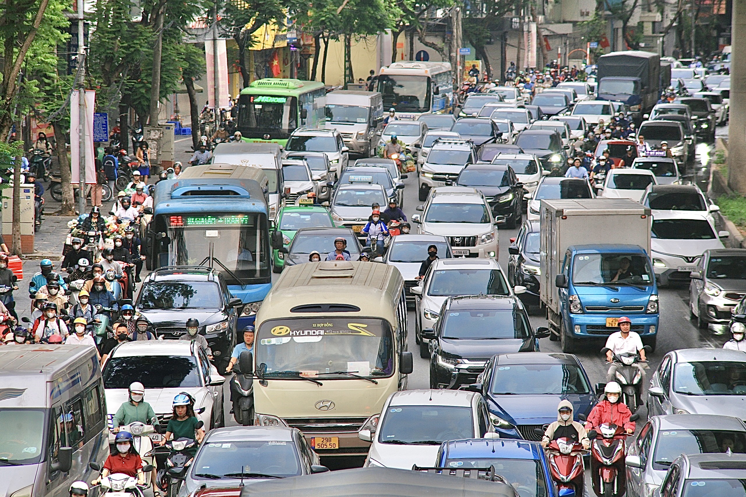 Nhiều tuyến đường H&agrave; Nội tắc cứng ng&agrave;y đầu người d&acirc;n đi l&agrave;m trở lại- Ảnh 7.