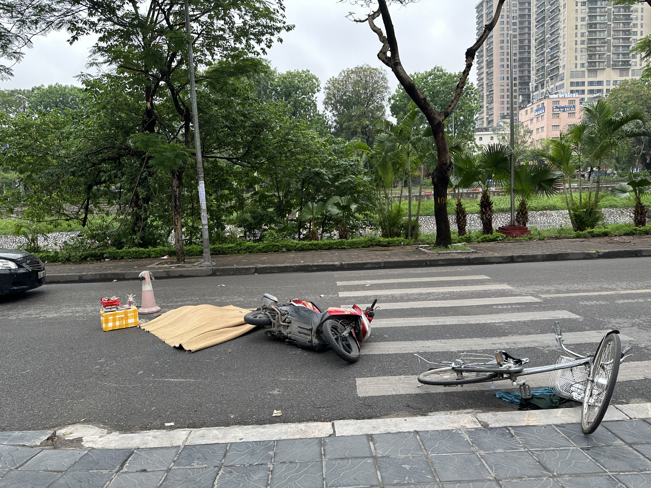 Va chạm với xe đạp, người phụ nữ đi xe m&aacute;y tử vong tại chỗ- Ảnh 1.