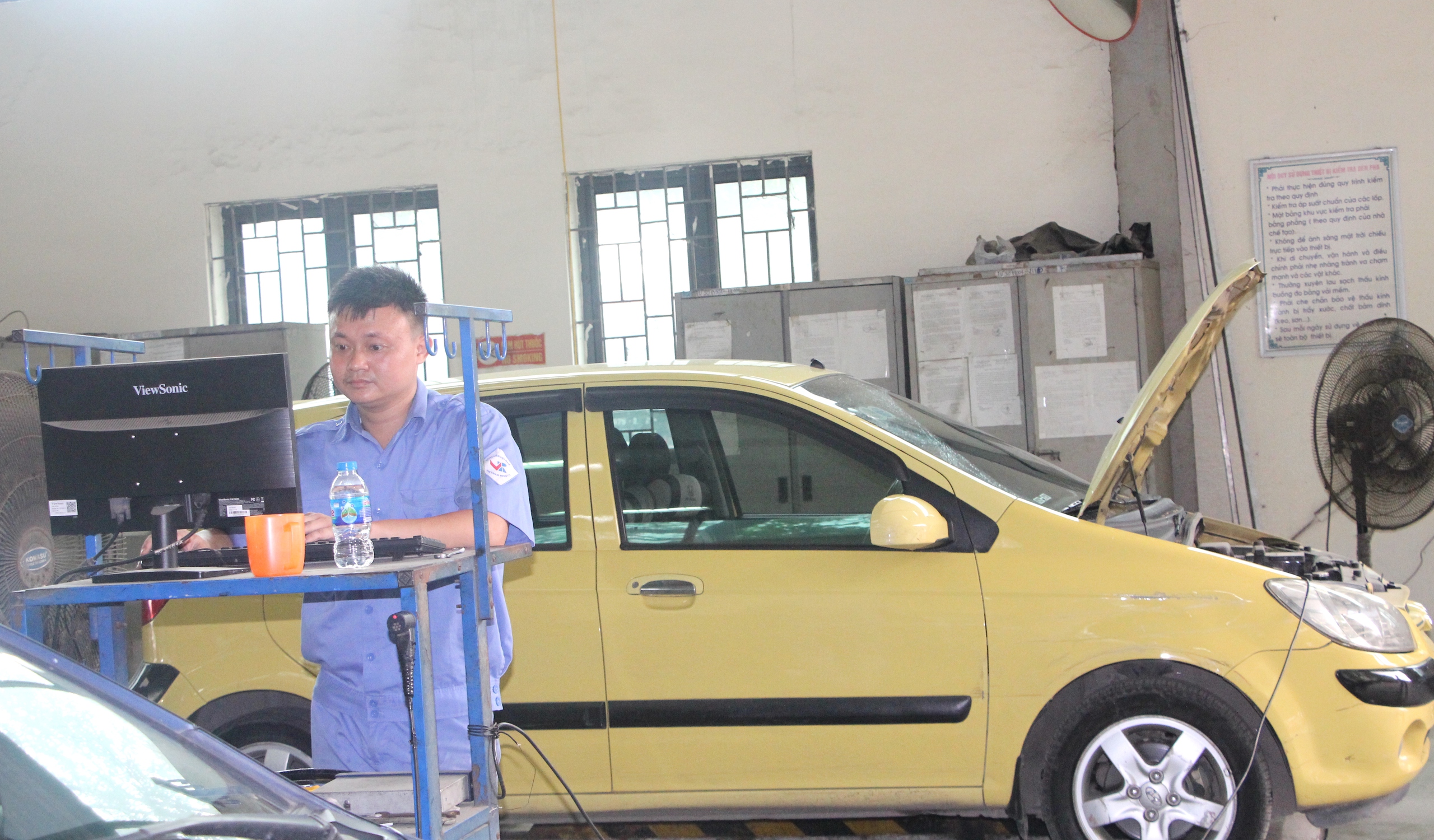Người d&acirc;n đổ x&ocirc; đi kiểm định xe sau lễ, trung t&acirc;m mở cửa từ s&aacute;ng sớm- Ảnh 4.