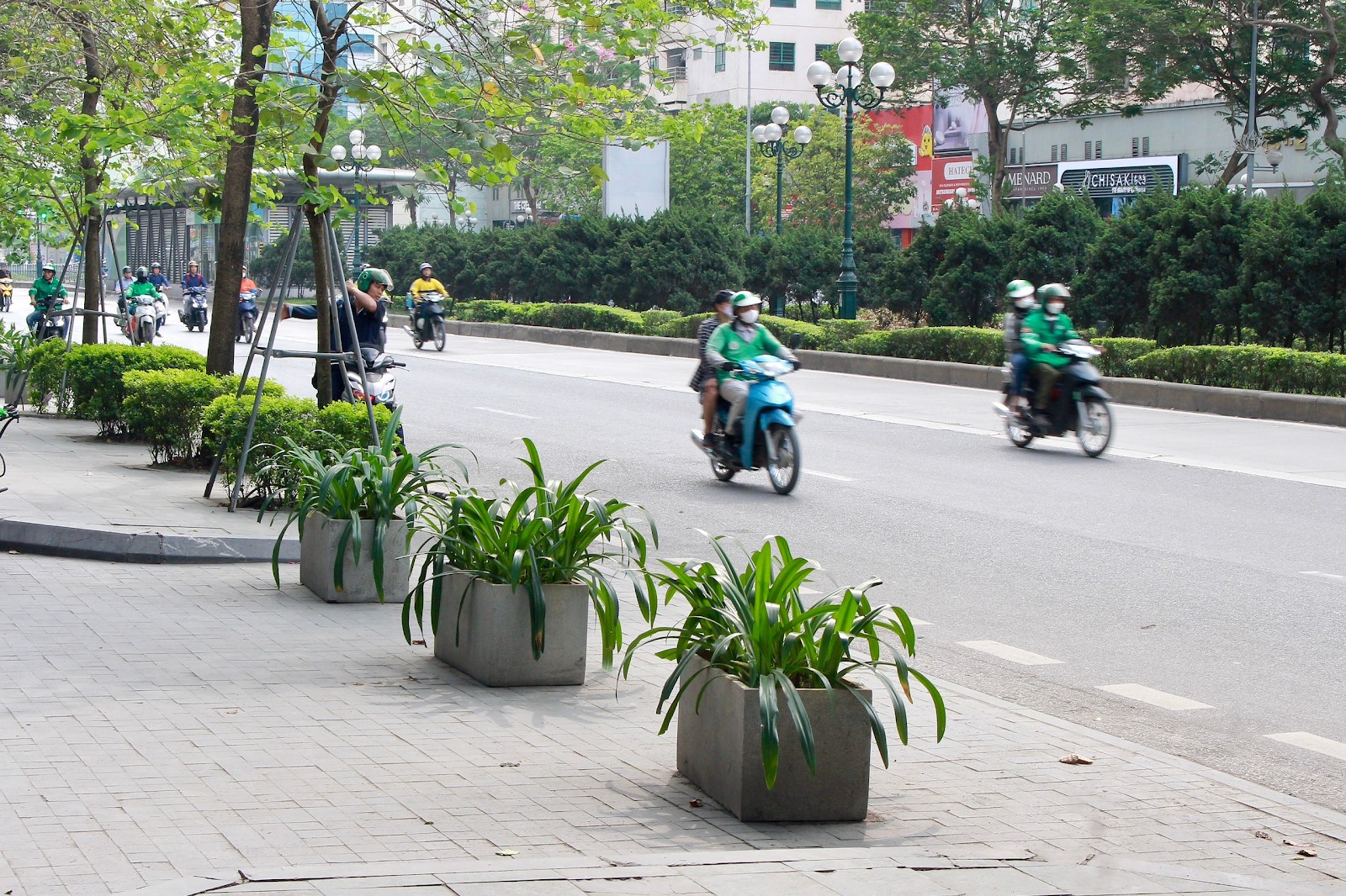 H&agrave; Nội: Mu&ocirc;n kiểu dựng r&agrave;o chắn giữ vỉa h&egrave; cho người đi bộ- Ảnh 2.