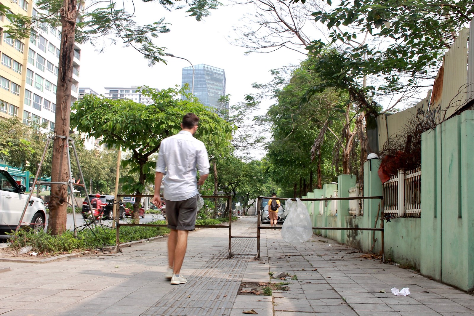 H&agrave; Nội: Mu&ocirc;n kiểu dựng r&agrave;o chắn giữ vỉa h&egrave; cho người đi bộ- Ảnh 6.