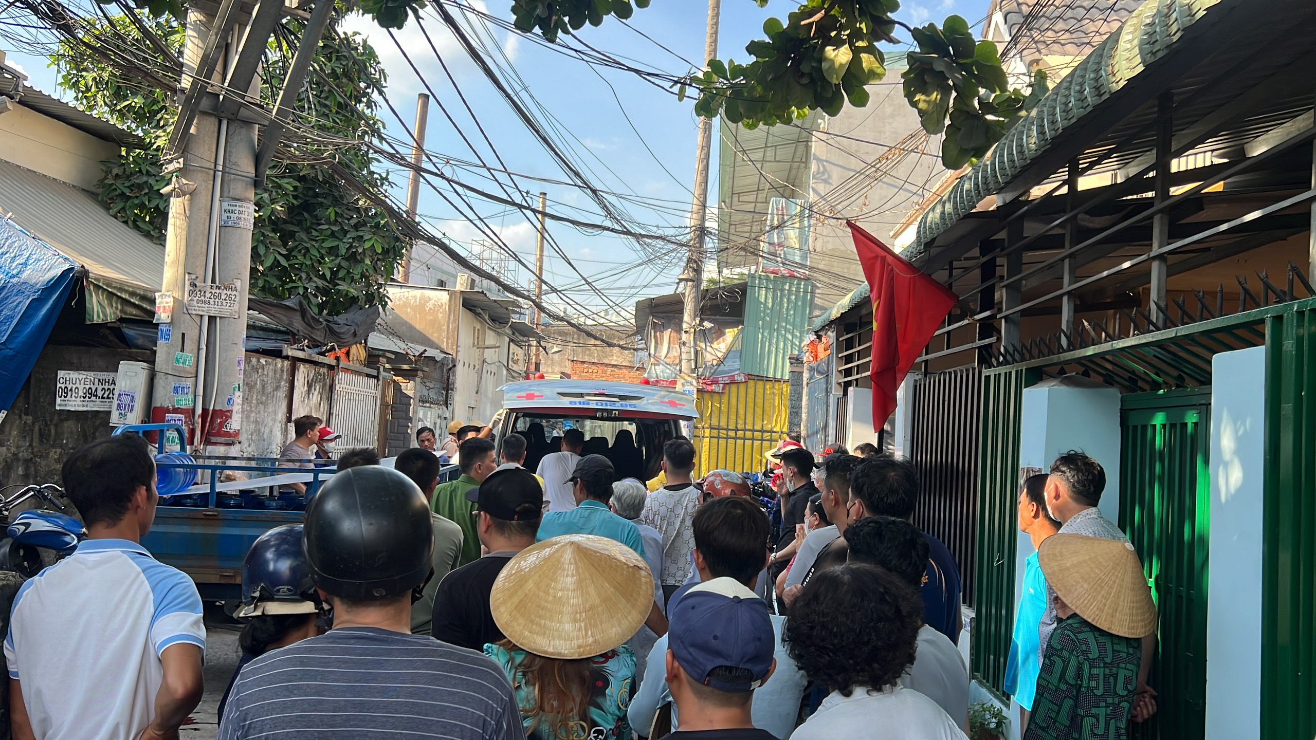 Xe ba gác chở nước lật ở ngã ba, người đàn ông tử vong tại chỗ- Ảnh 2. Xe ba gác chở nước lật ở ngã ba, người đàn ông tử vong tại chỗ- Ảnh 2.