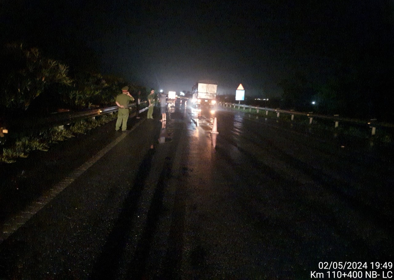 Người đ&agrave;n &ocirc;ng đi bộ tr&ecirc;n cao tốc Nội B&agrave;i - L&agrave;o Cai bị &ocirc; t&ocirc; đ&acirc;m tử vong- Ảnh 1.