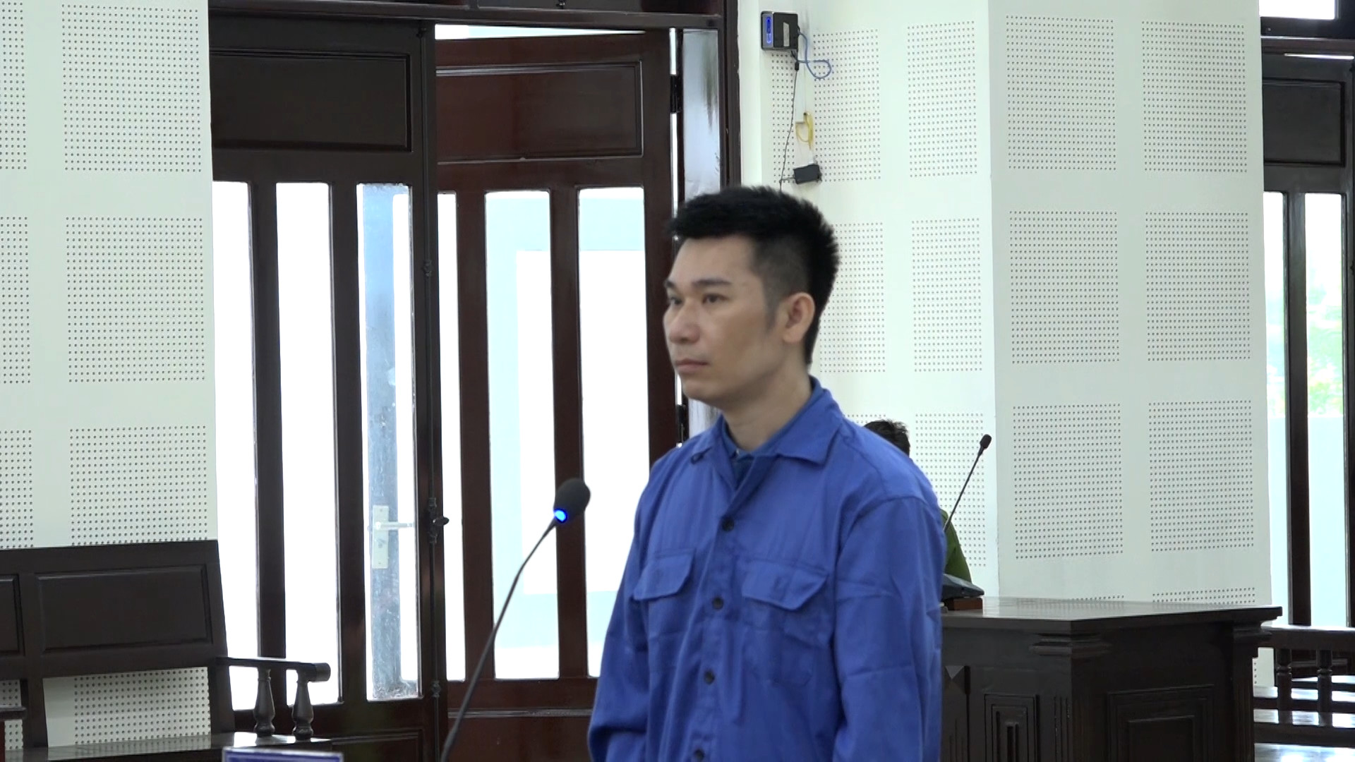 Trưởng ph&ograve;ng chiếm đoạt tiền tỷ của đồng nghiệp để đ&aacute;nh bạc tr&ecirc;n mạng- Ảnh 1.