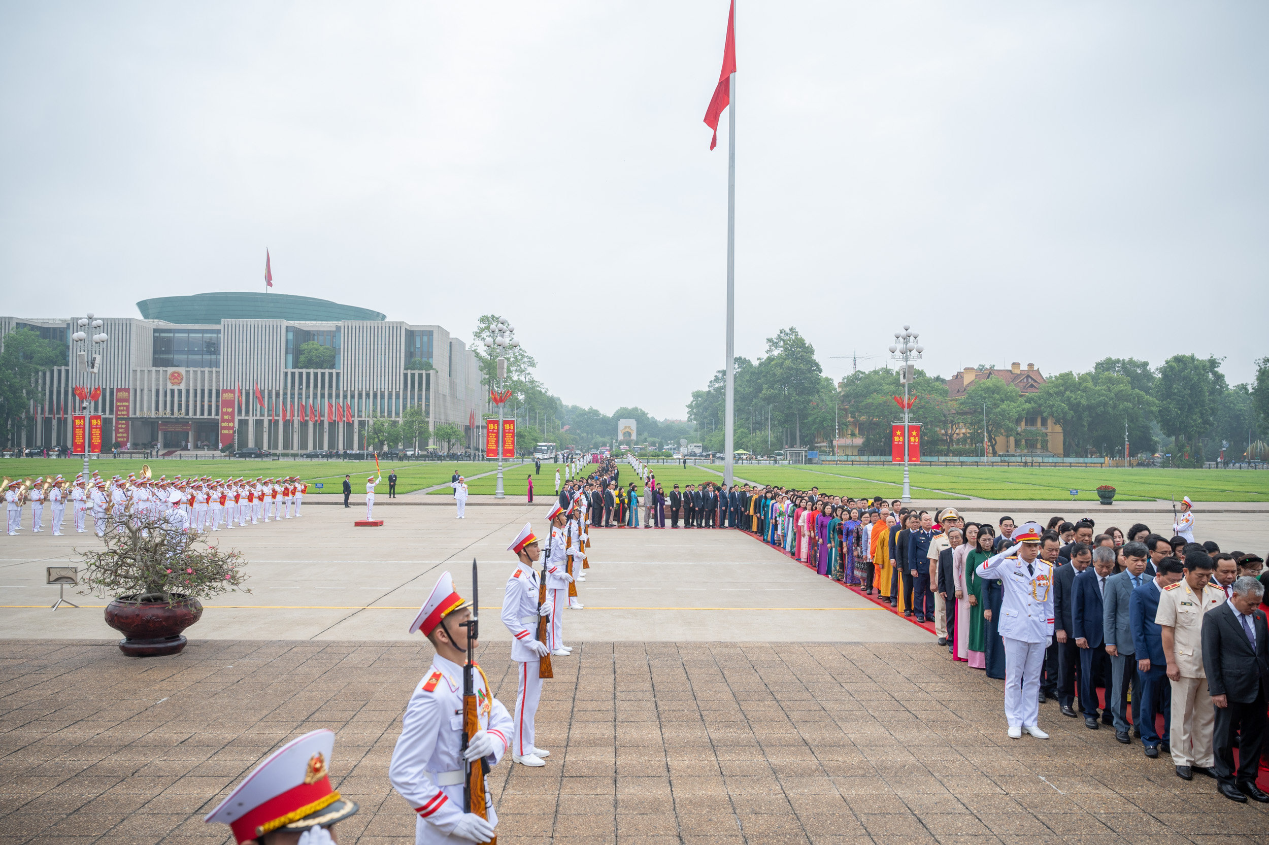 L&atilde;nh đạo Đảng, Nh&agrave; nước, đại biểu Quốc hội v&agrave;o Lăng viếng Chủ tịch Hồ Ch&iacute; Minh- Ảnh 5.