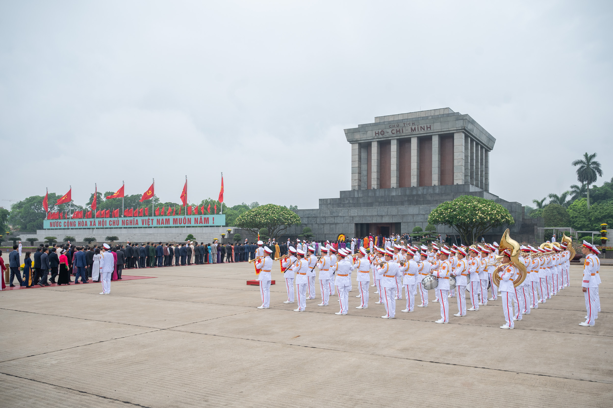 L&atilde;nh đạo Đảng, Nh&agrave; nước, đại biểu Quốc hội v&agrave;o Lăng viếng Chủ tịch Hồ Ch&iacute; Minh- Ảnh 4.