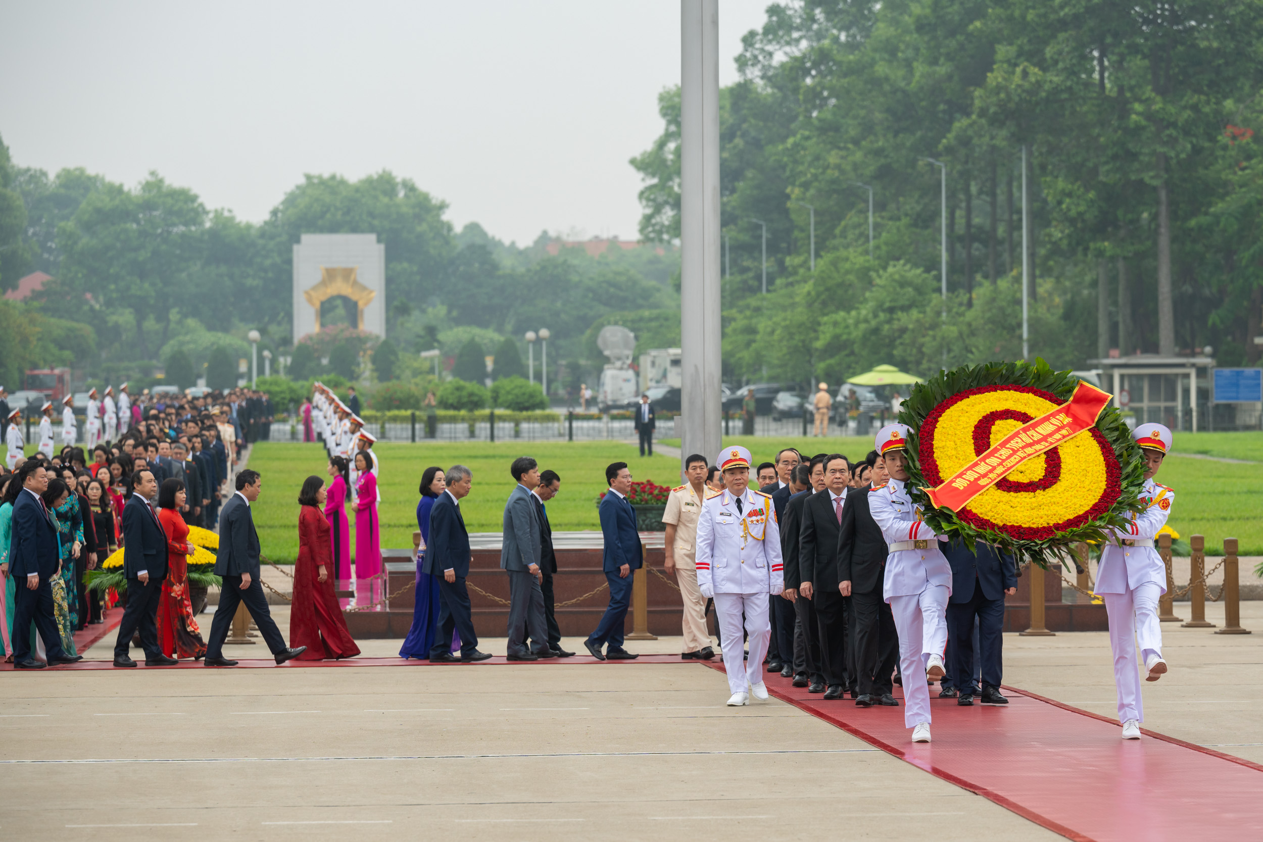 L&atilde;nh đạo Đảng, Nh&agrave; nước, đại biểu Quốc hội v&agrave;o Lăng viếng Chủ tịch Hồ Ch&iacute; Minh- Ảnh 1.
