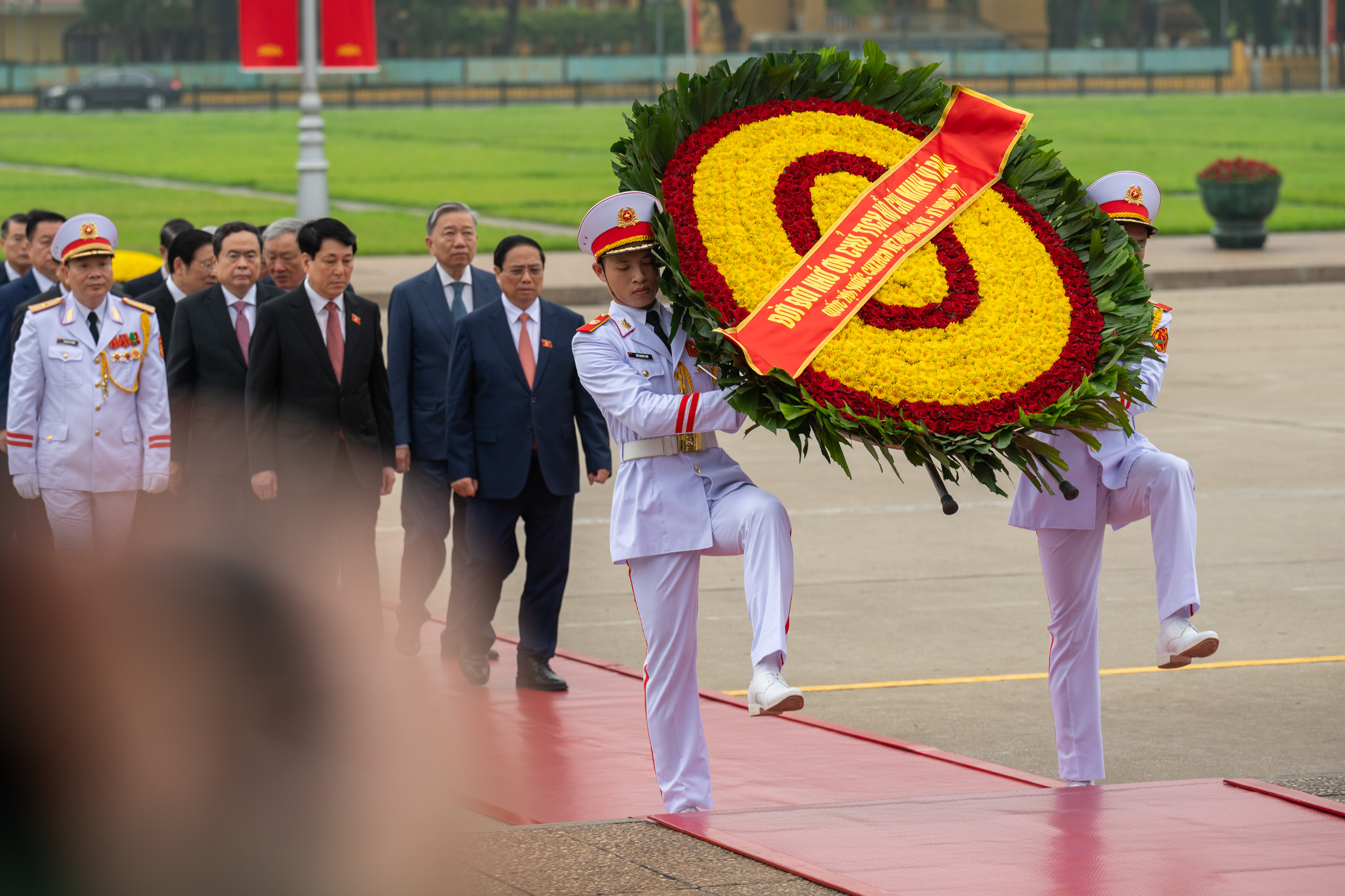 L&atilde;nh đạo Đảng, Nh&agrave; nước, đại biểu Quốc hội v&agrave;o Lăng viếng Chủ tịch Hồ Ch&iacute; Minh- Ảnh 3.