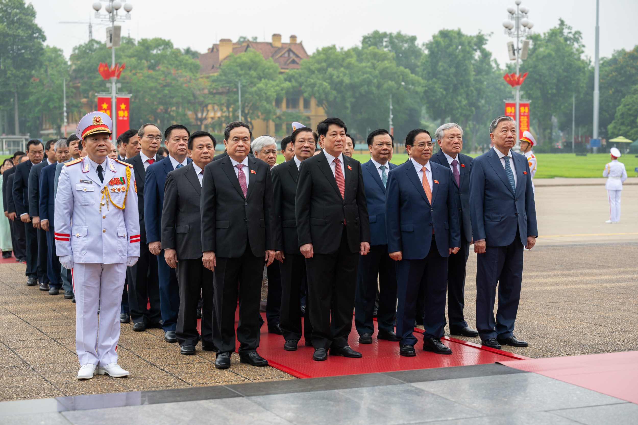 L&atilde;nh đạo Đảng, Nh&agrave; nước, đại biểu Quốc hội v&agrave;o Lăng viếng Chủ tịch Hồ Ch&iacute; Minh- Ảnh 2.