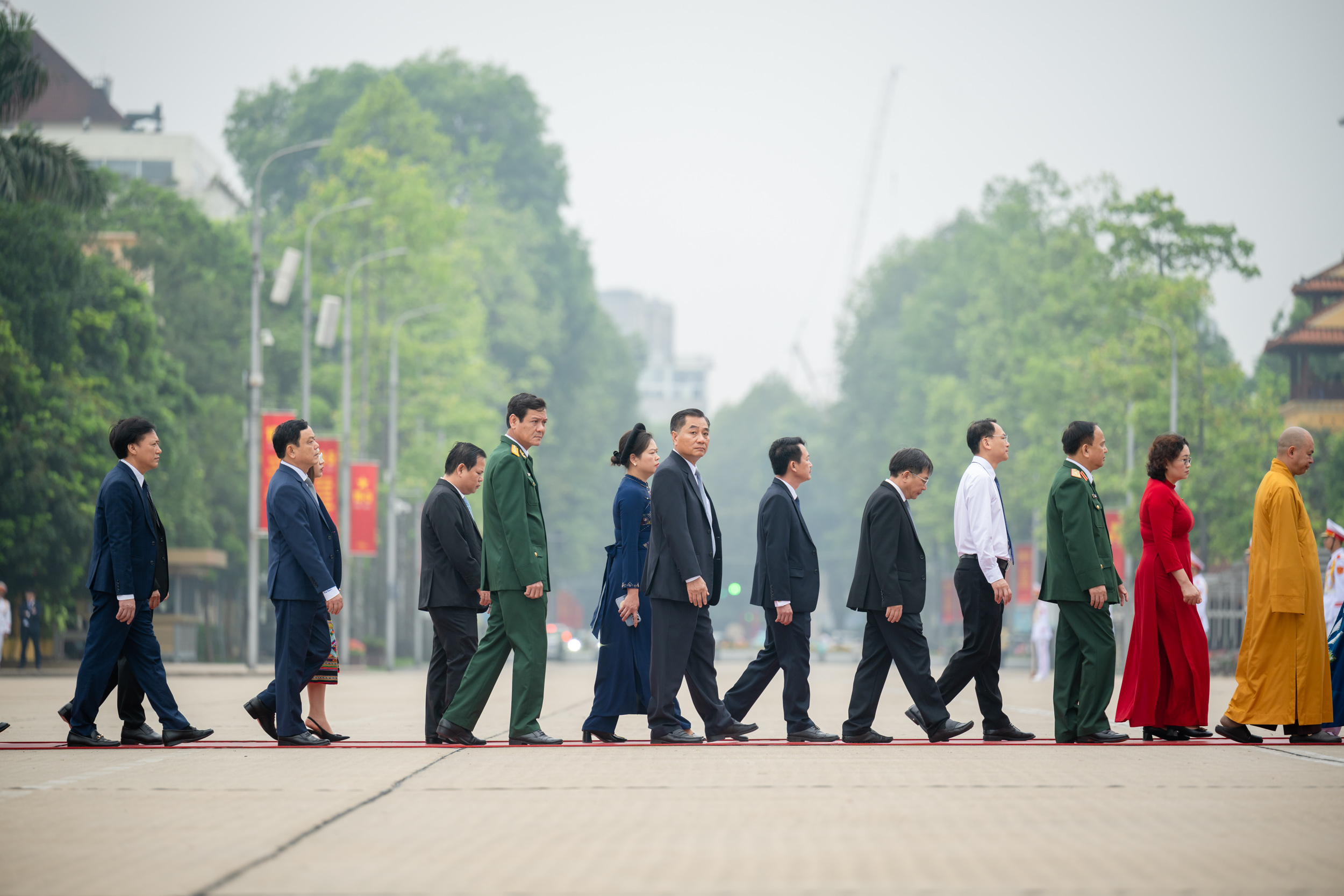 L&atilde;nh đạo Đảng, Nh&agrave; nước, đại biểu Quốc hội v&agrave;o Lăng viếng Chủ tịch Hồ Ch&iacute; Minh- Ảnh 8.