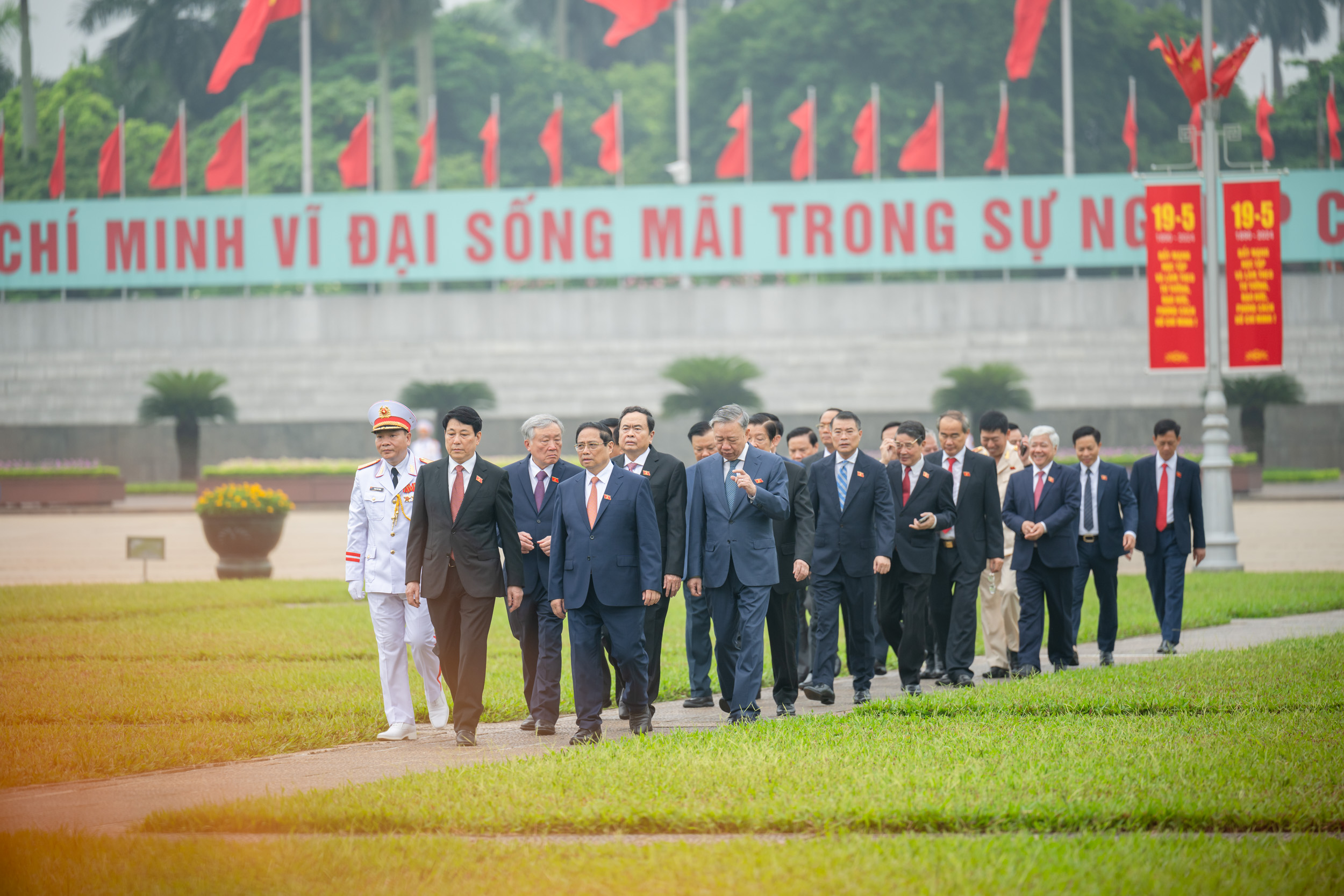 L&atilde;nh đạo Đảng, Nh&agrave; nước, đại biểu Quốc hội v&agrave;o Lăng viếng Chủ tịch Hồ Ch&iacute; Minh- Ảnh 6.
