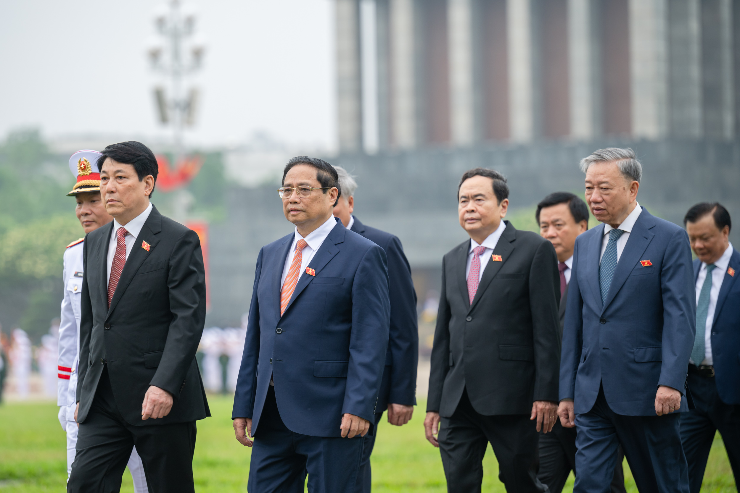 L&atilde;nh đạo Đảng, Nh&agrave; nước, đại biểu Quốc hội v&agrave;o Lăng viếng Chủ tịch Hồ Ch&iacute; Minh- Ảnh 7.